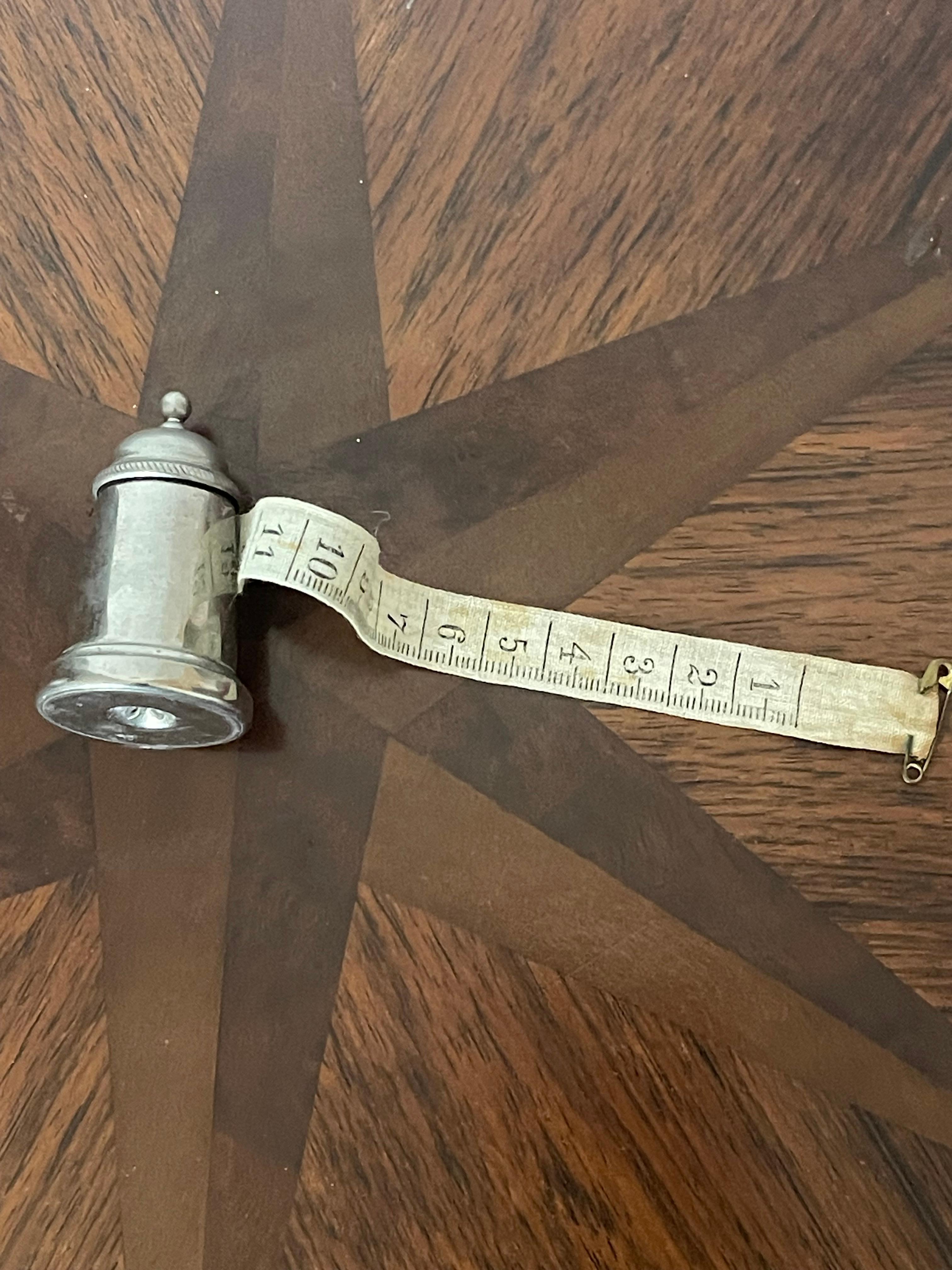 Antico nastro da cucito di misura vittoriana a forma di campana. Da collezione 