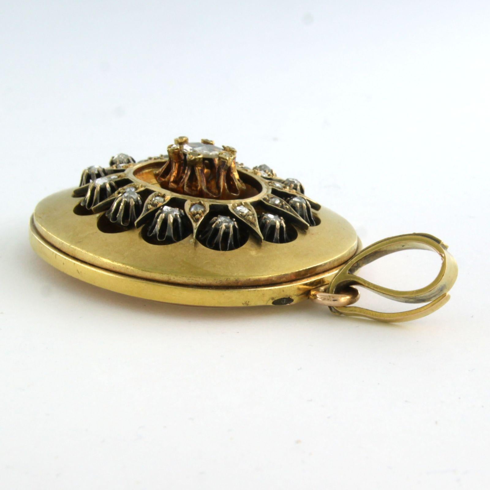 Pendente vittoriano a medaglione in oro giallo 18k con diamanti rosa fino a 0,50ct - G/H - SI 

descrizione dettagliata:

le dimensioni del ciondolo sono di 6,2 cm di lunghezza per 3,7 cm di larghezza

peso 29,8 grammi

impostato con

- 1 diamante