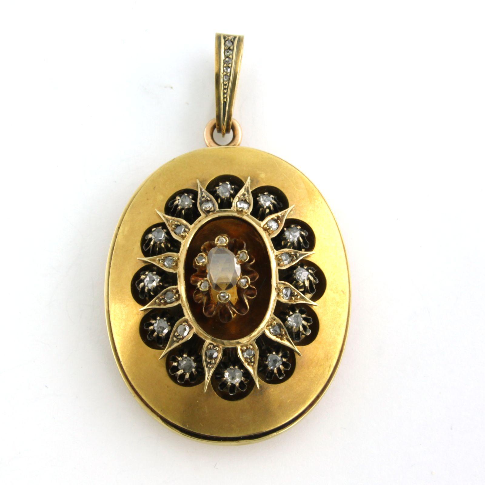 Pendente vittoriano a medaglione in oro giallo 18k con diamanti rosa fino a 0,50ct - G/H - SI 

descrizione dettagliata:

le dimensioni del ciondolo sono di 6,2 cm di lunghezza per 3,7 cm di larghezza

peso 29,8 grammi

impostato con

- 1 diamante
