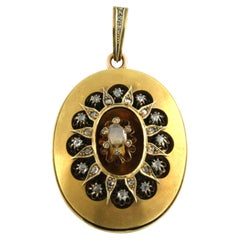 Colgante de medallón victoriano con diamantes rosa de hasta 0,50 ct de oro amarillo de 18k