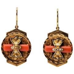 Boucles d'oreilles victoriennes en or jaune 14 carats avec médaillon et détails en corail et perles