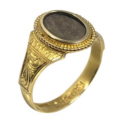 Bague commémorative victorienne Memento en or jaune et cheveux tissés