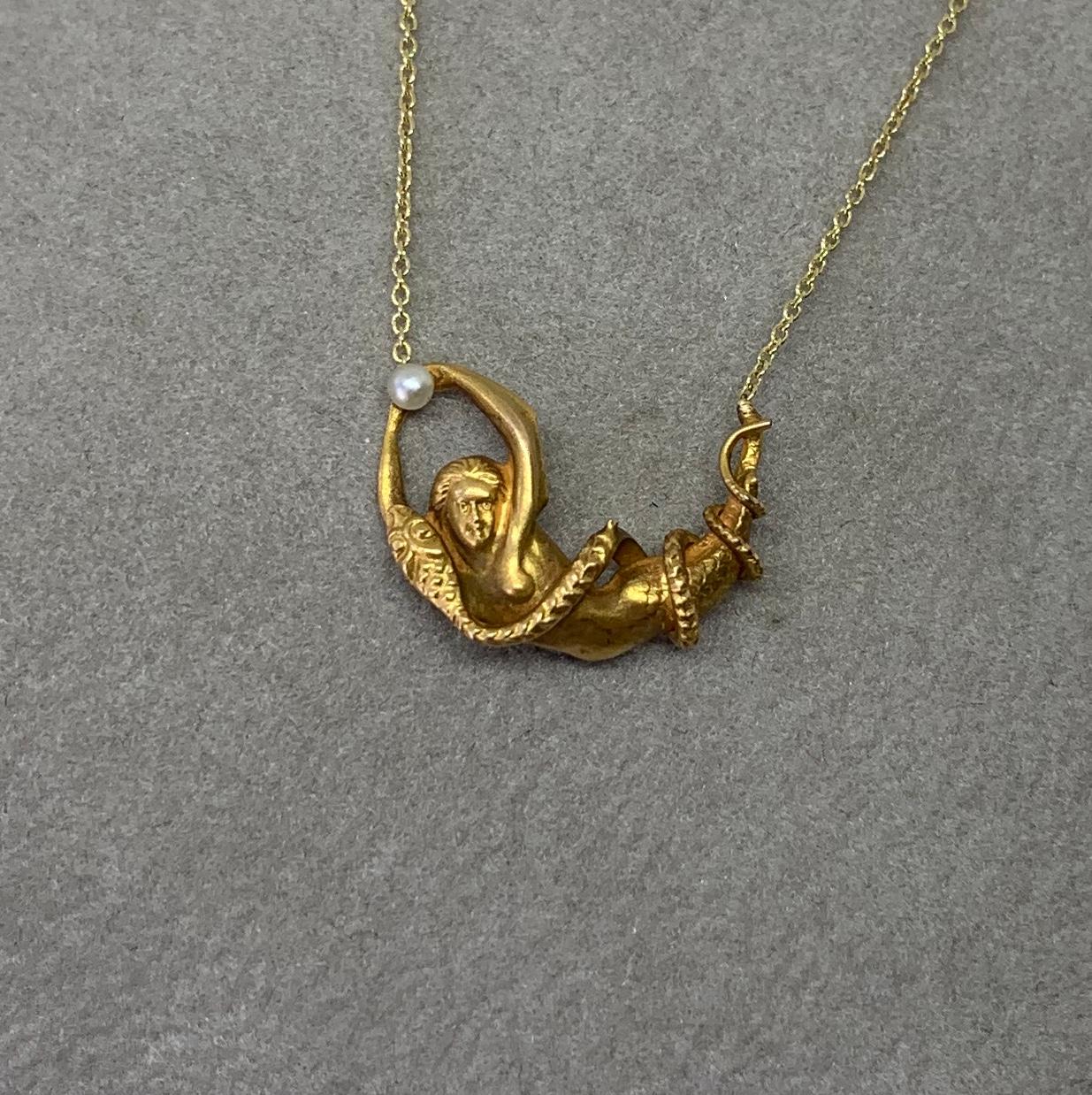 Collier Victorien avec pendentif sirène et serpent Perle Antique Or 14 carats Rare Excellent état - En vente à New York, NY