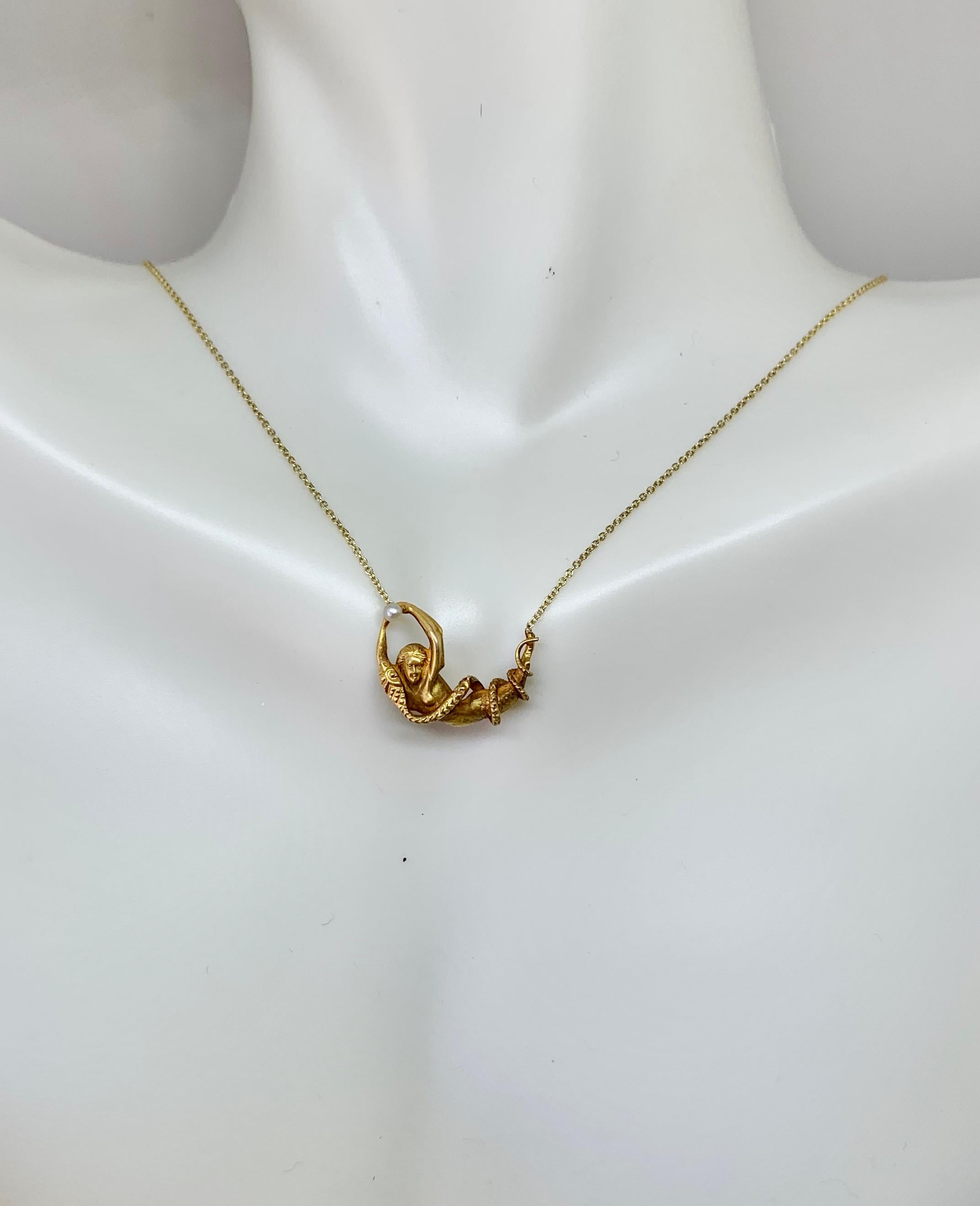 Collier Victorien avec pendentif sirène et serpent Perle Antique Or 14 carats Rare Unisexe en vente