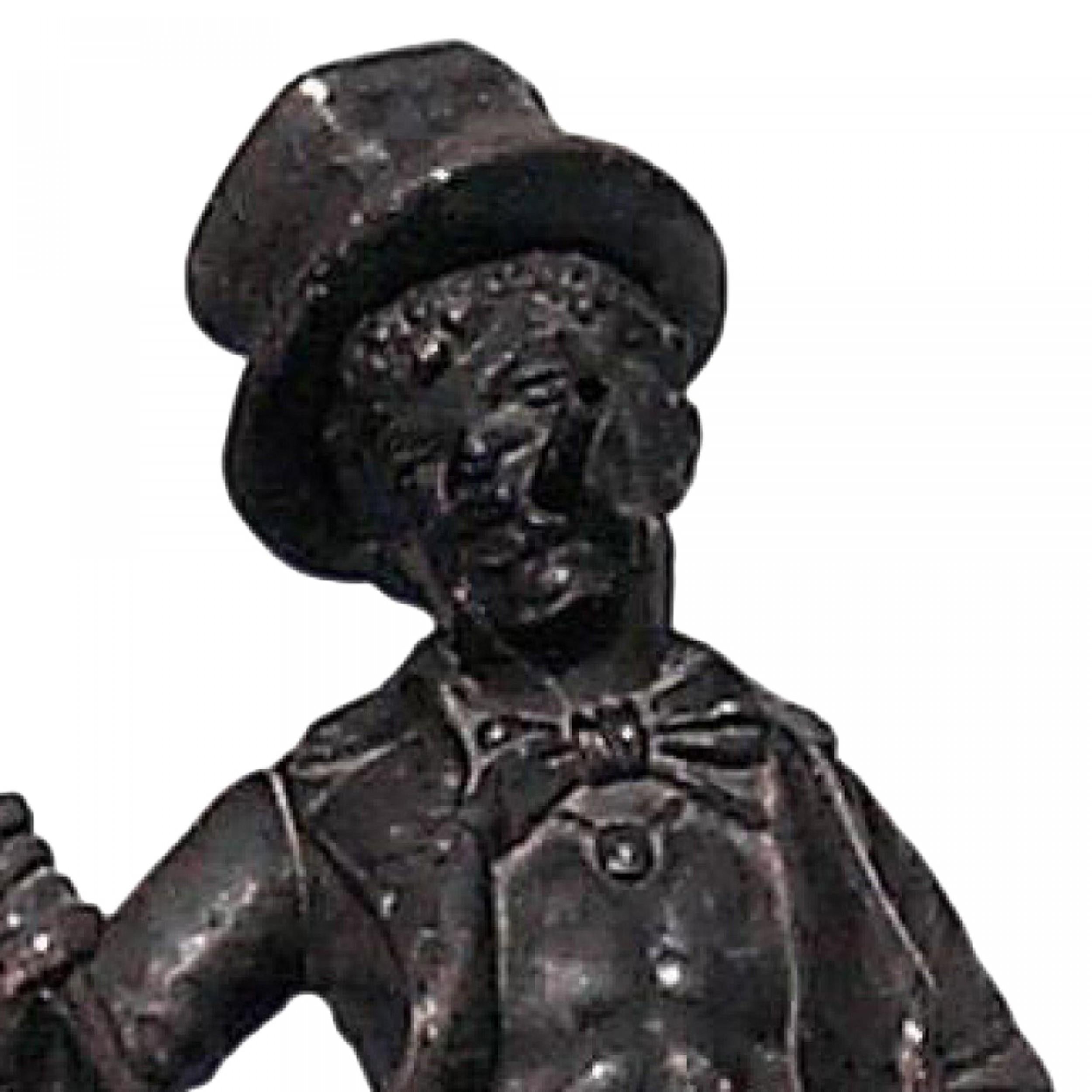 Figura vittoriana americana in metallo di uomo nero impettito con bastone e cappello a cilindro su base rotonda in onice verde