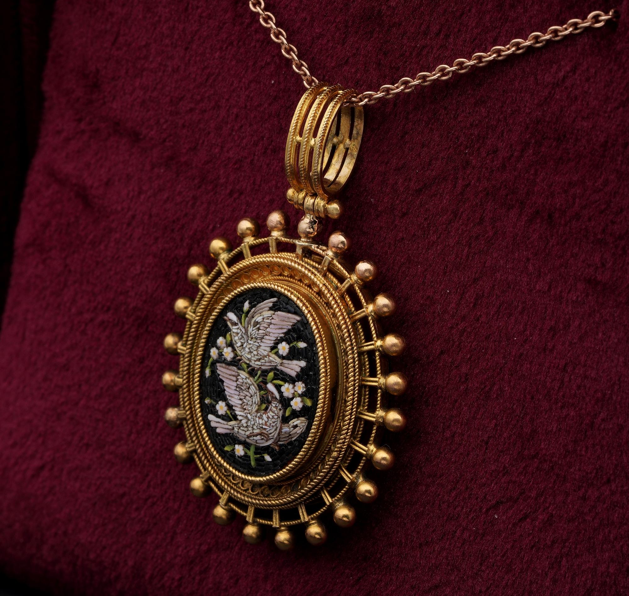 Victorian Micro mosaic Locket Pendant Etruscan revival 18 KT gold In Good Condition For Sale In Napoli, IT