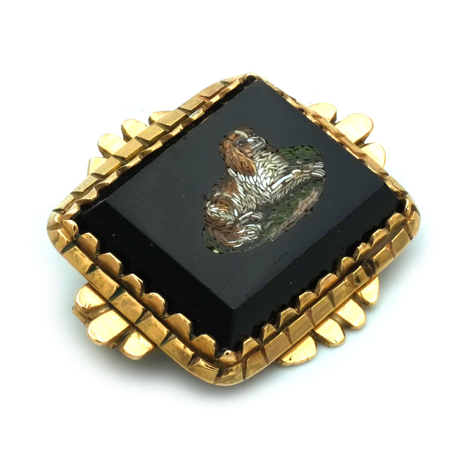 Broche victoriano de oro micromosaico de 14 quilates que representa un King Charles Spaniel circa 1870

Precioso broche de micromosaico engastado en una montura de oro. La fina marquetería de mosaico de vidrio coloreado sobre ónice negro representa