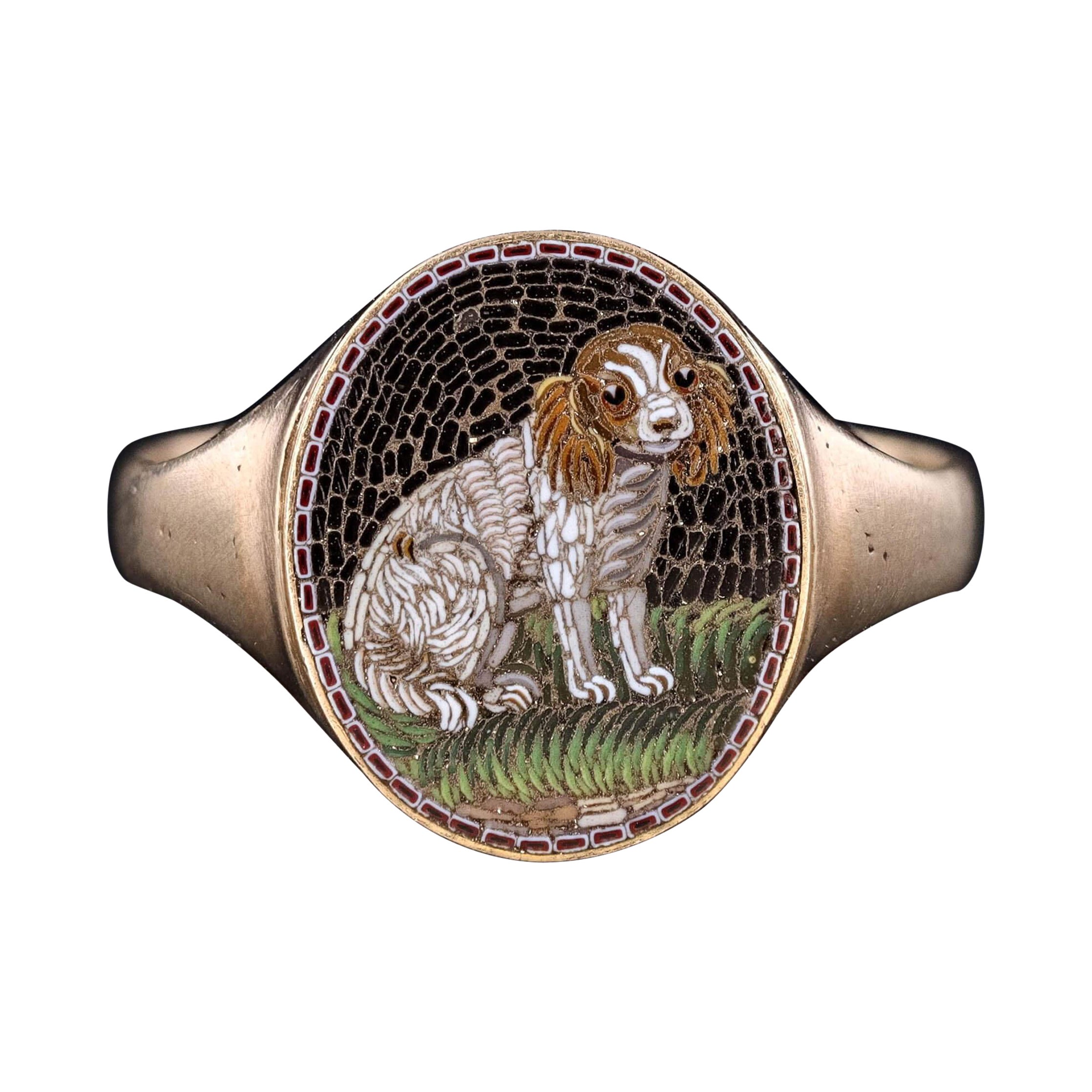 Anello vittoriano con cane a micromosaico in oro 18 e 14 carati