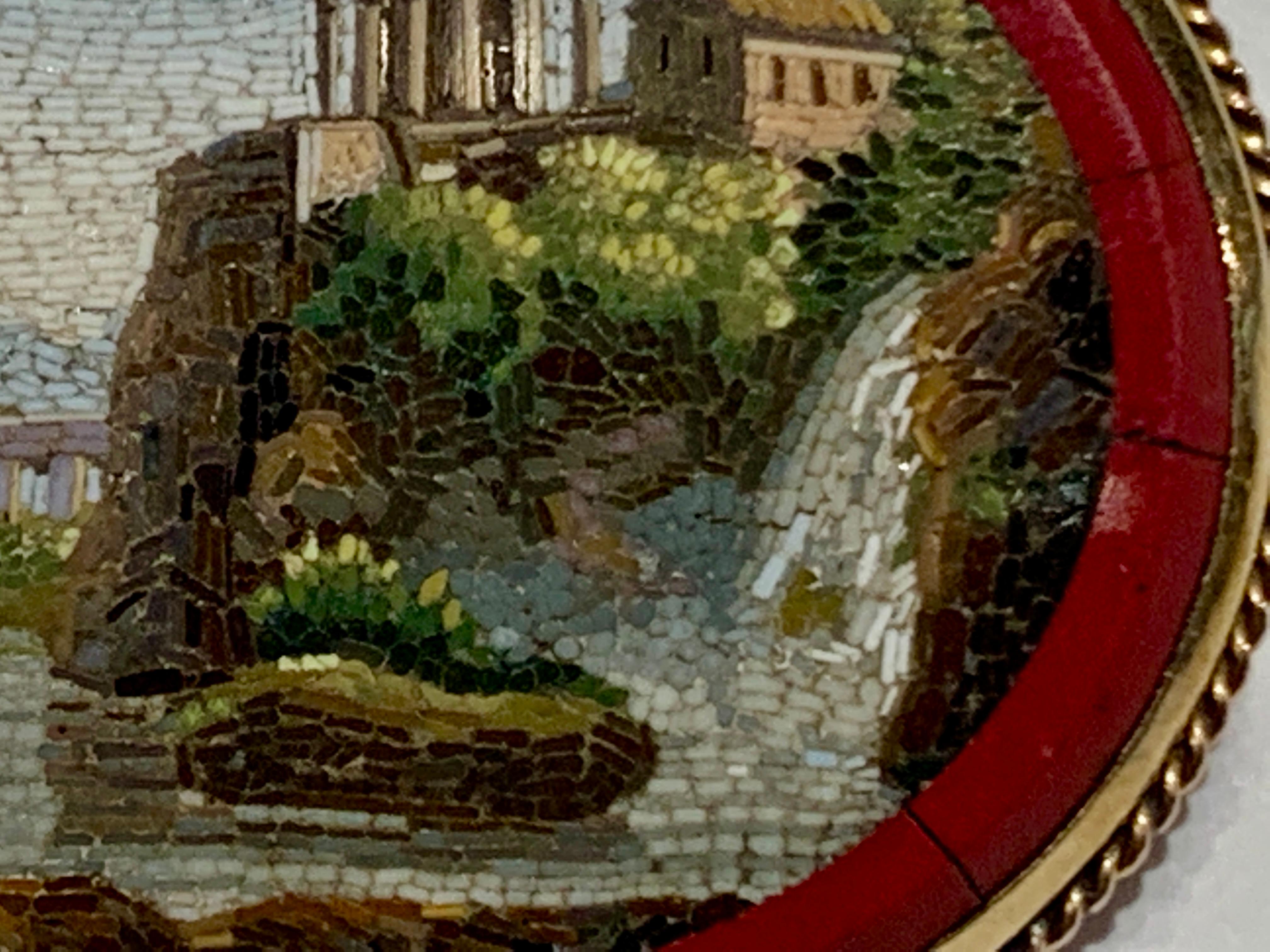 Une broche victorienne en micromosaïque étonnamment détaillée, montée en or rose 9k, fin du XIXe siècle, probablement en Italie. 

Fine broche en micromosaïque représentant une vue des jardins de la Villa Gregoriana à Tivoli, avec les chutes