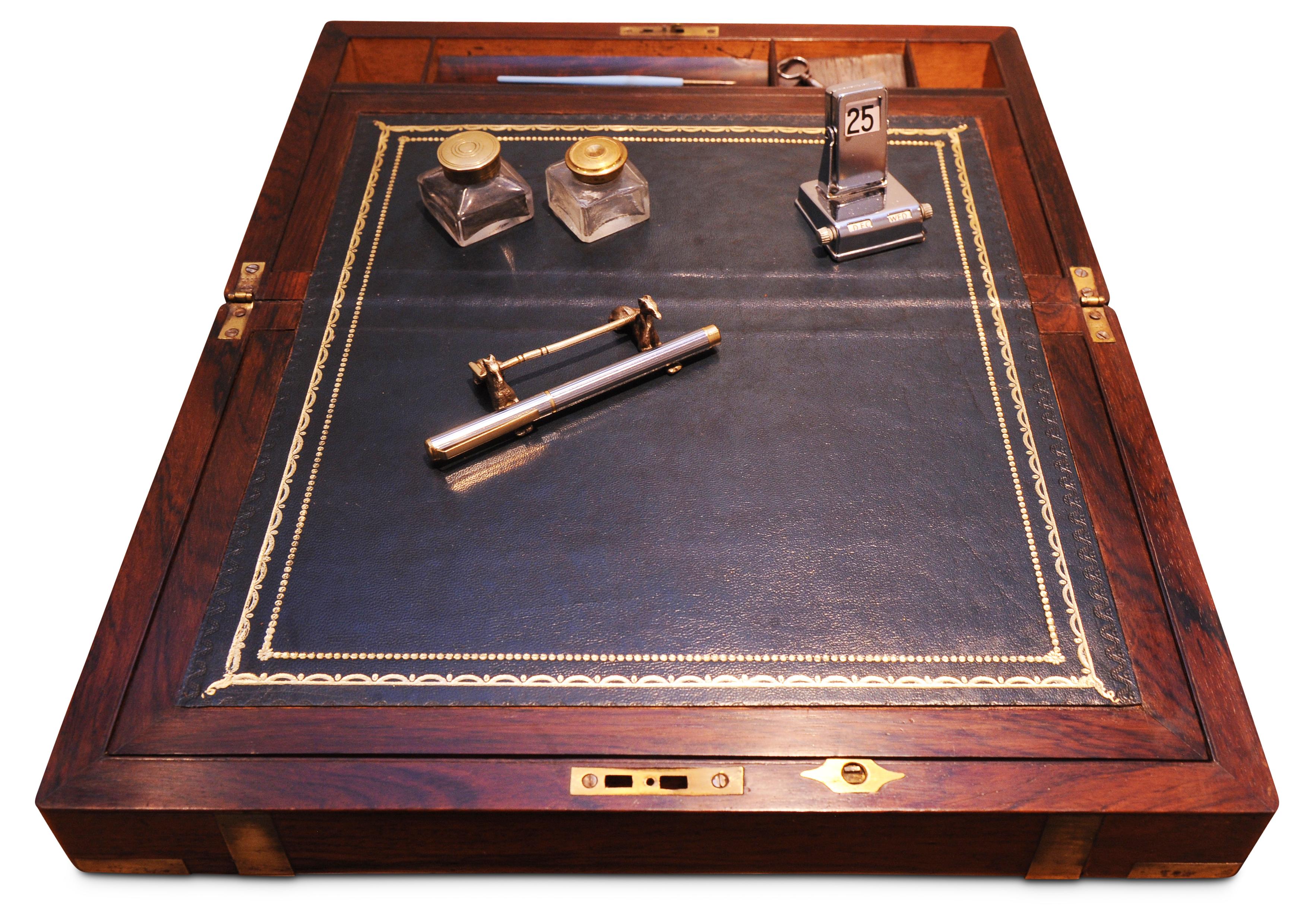 XIXe siècle Écritoire victorienne de campagne militaire en acajou, reliée par des cuivres, avec accessoires en vente