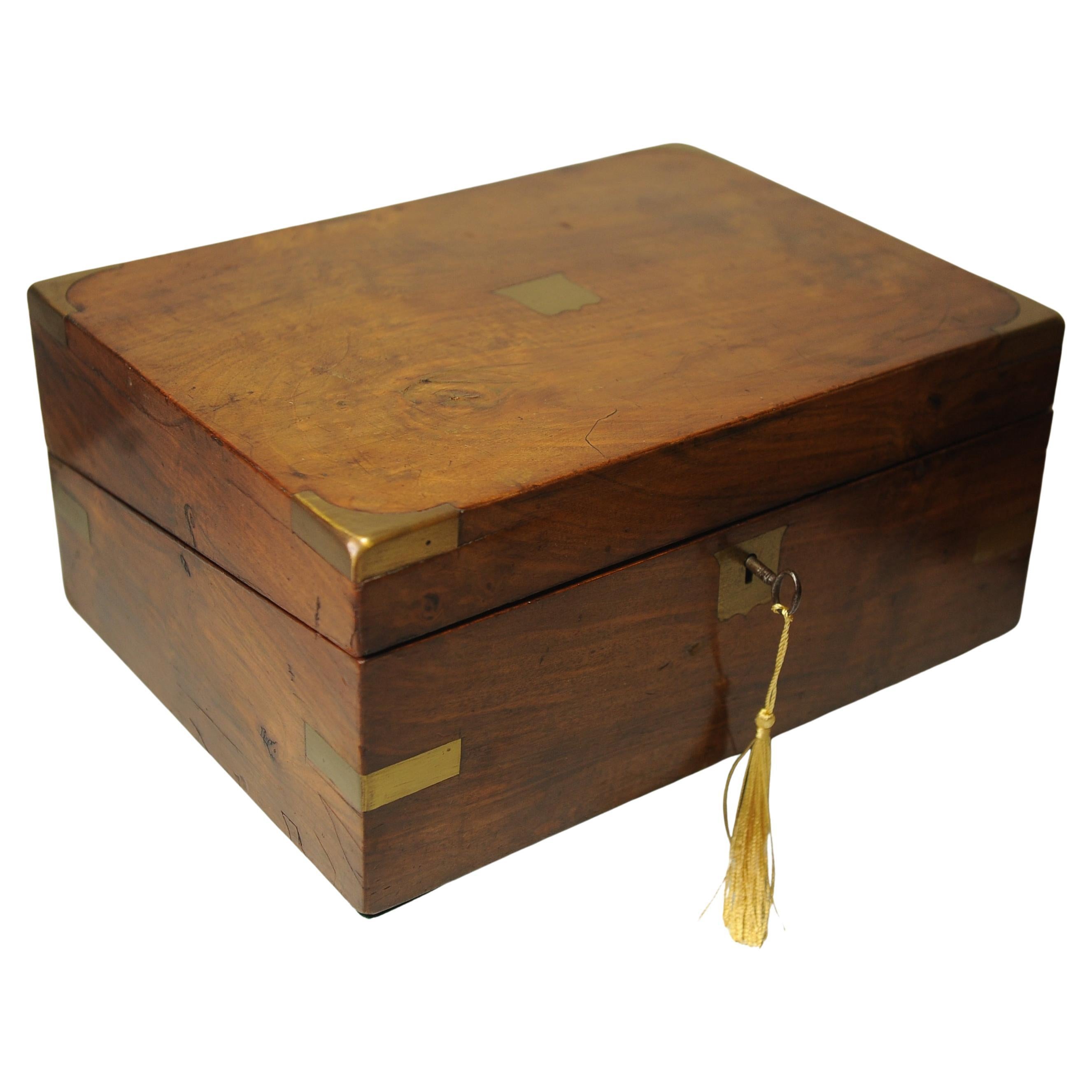 19. Jahrhundert viktorianischen Militärkampagne Burr Walnuss Messing gebundene Schreiben Slope mit einem Tooled schwarzem Leder Scriver 

Das Gefälle umfasst 
Ein einzelnes Glastintenfass
Ein Vintage-Stift 
S moderner Notizblock 
Ein Schlüssel mit