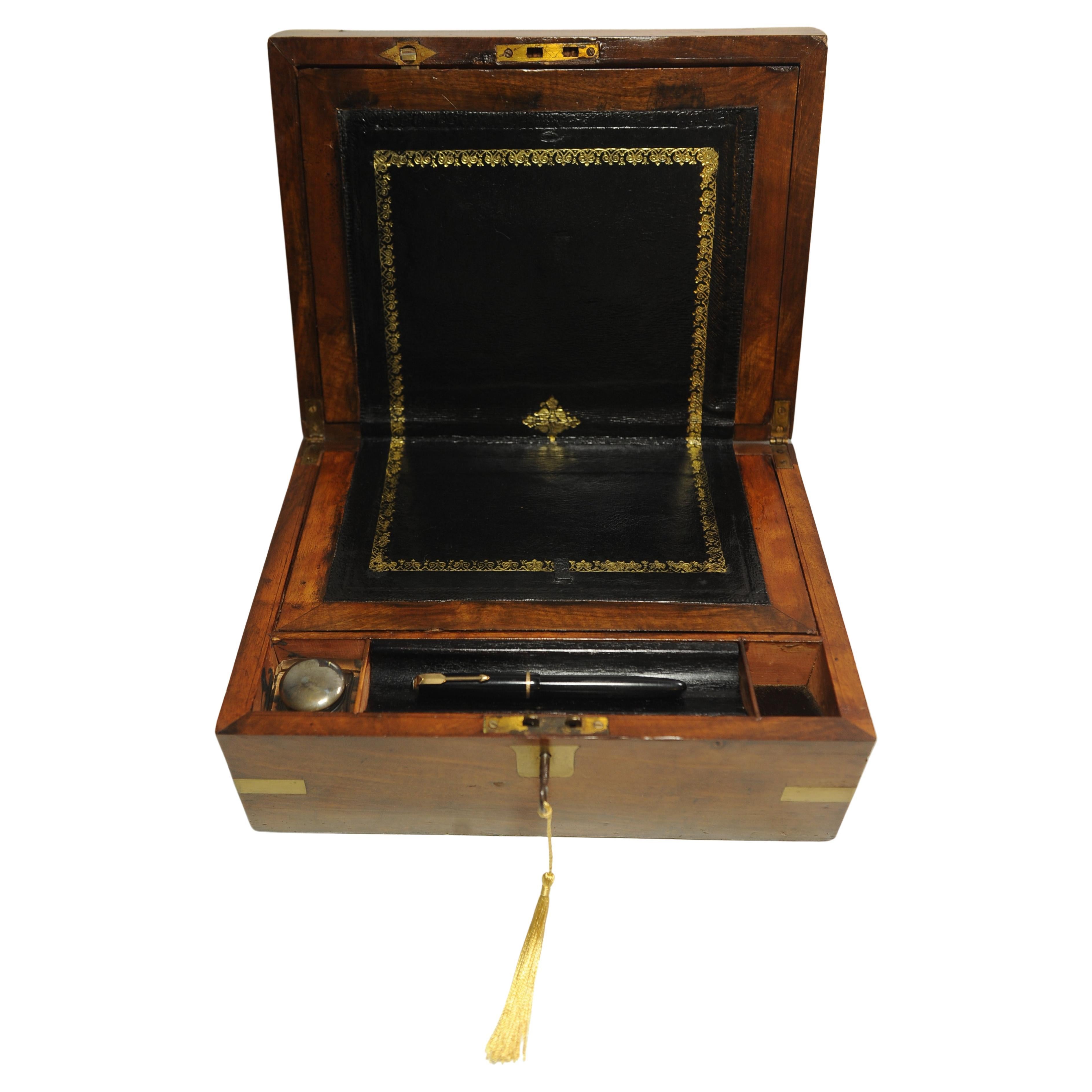 Victorian Military Campaigner Burr Walnuss Messing Bound Writing Slope mit Schlüssel (Handgefertigt) im Angebot