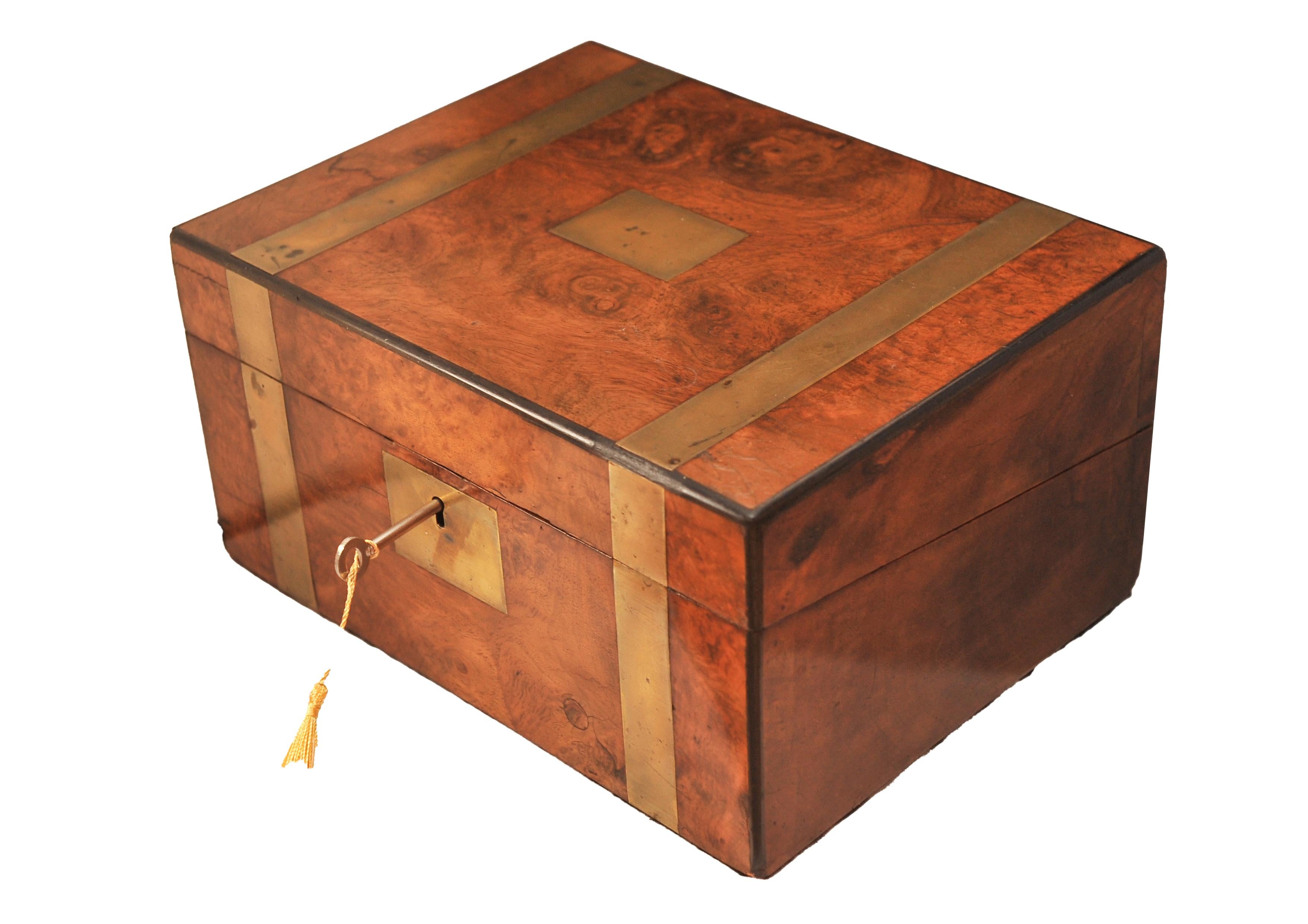 Victorian Military Campaign Burr Walnut, Brass Writing Slope & Leather Interior In Good Condition For Sale In Reading, Berkshire