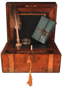 Campaigner militare vittoriano in radica di noce, piano di scrittura in ottone e interno in pelle