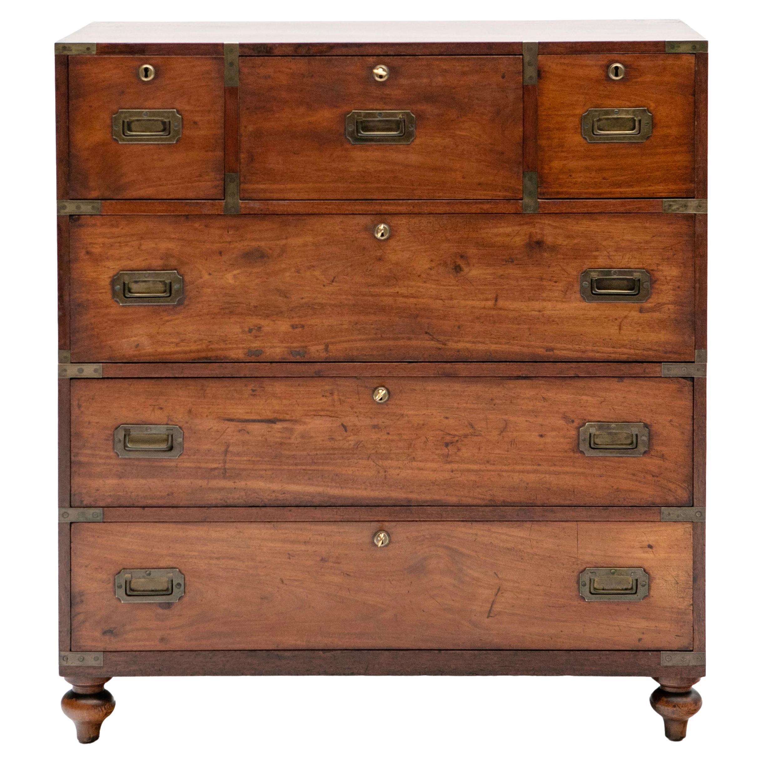 Coffre de campagne militaire en acajou massif, avec une belle patine d'usage, des ferrures en laiton et des serrures d'origine (clé postérieure). La commode comprend deux tiroirs supérieurs, une partie centrale avec un compartiment secrétaire