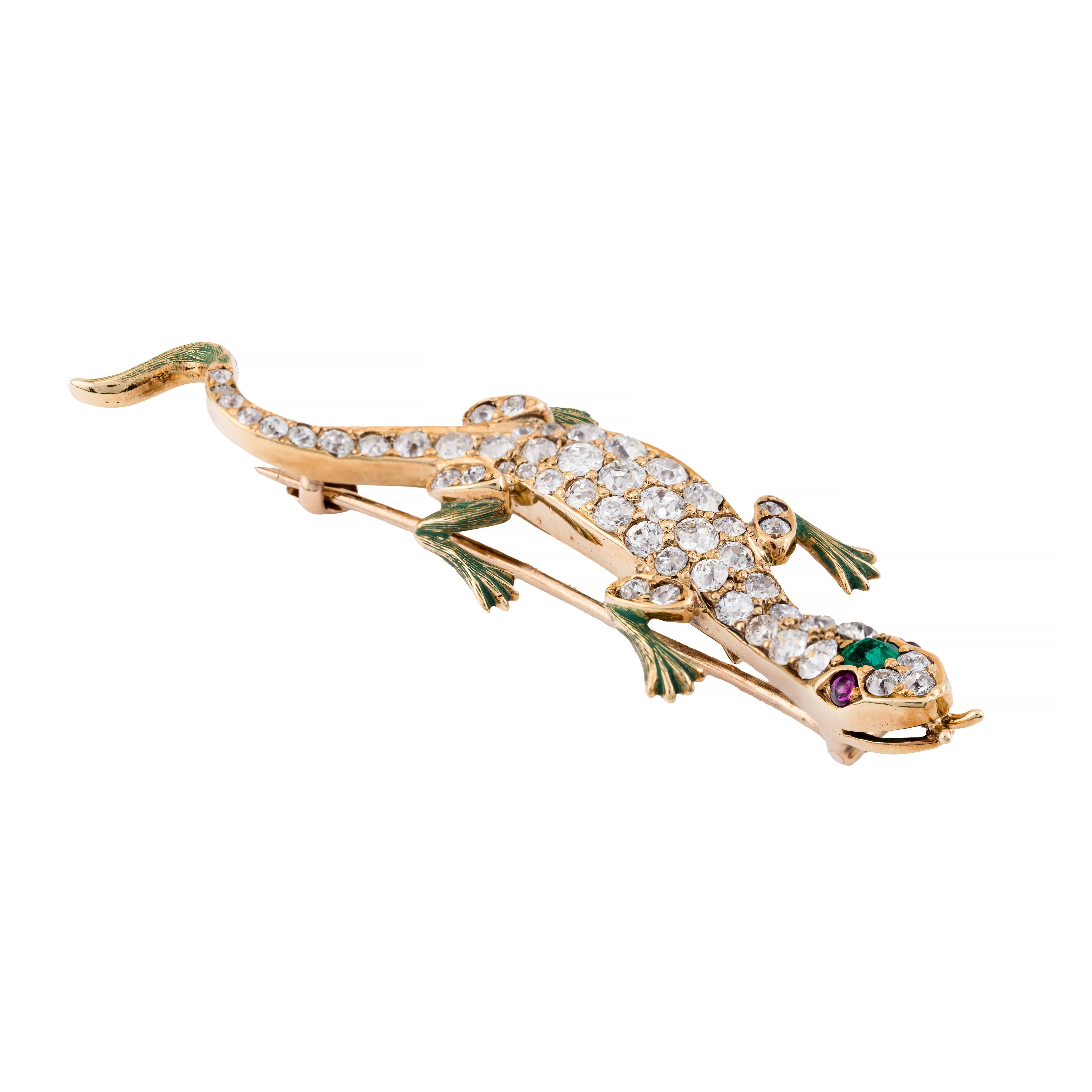 Aston Estate Jewelry stellt vor:

Eine exquisite viktorianische Brosche in Form einer Eidechse. 

Gefertigt aus 14 Karat Gelbgold, verziert mit Diamanten im Altminenschliff von insgesamt 2,40 Karat, Farbe G und Reinheit VS2. 

Mit einem antiken