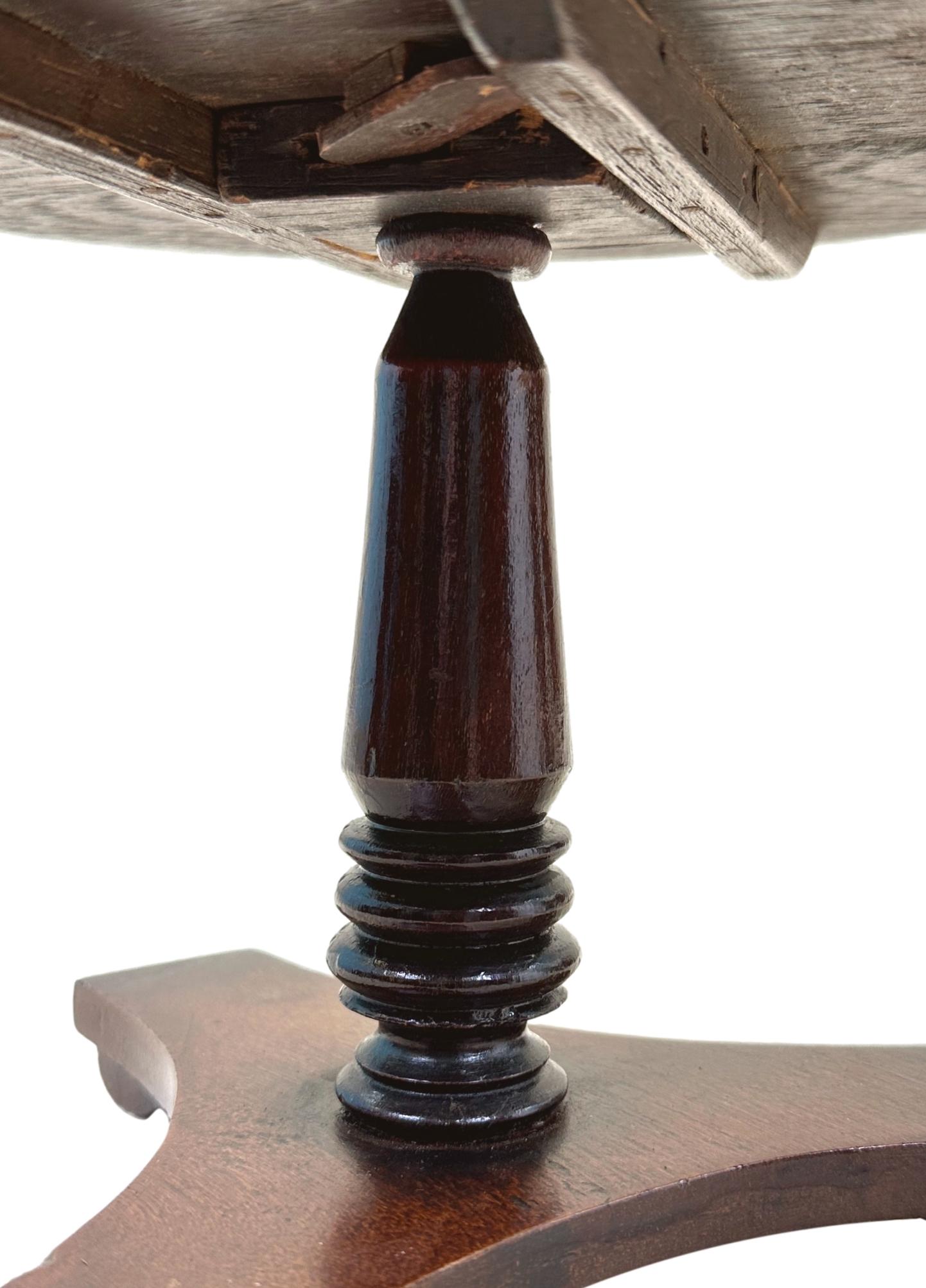 Une attrayante et charmante table centrale miniature en acajou du milieu du 19e siècle, avec un plateau basculant sur un support central tourné et une base triforme avec d'élégants pieds à enroulements.

La finalité initiale de nombreux meubles