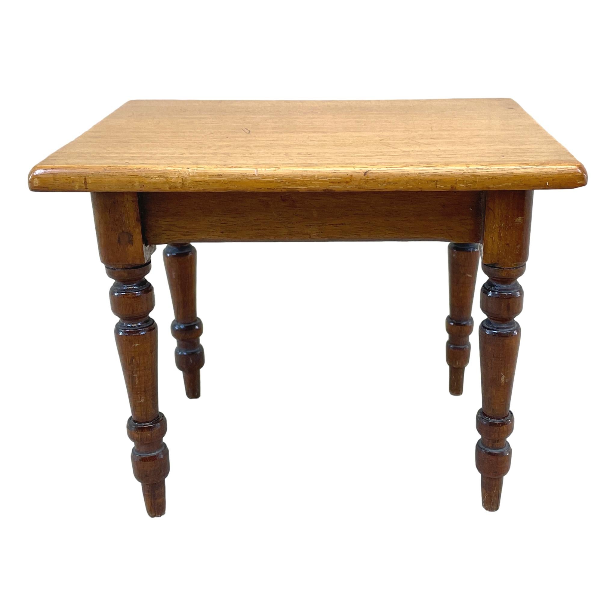 Victorian Miniature Mahogany Centre Table In Good Condition For Sale In Bedfordshire, GB