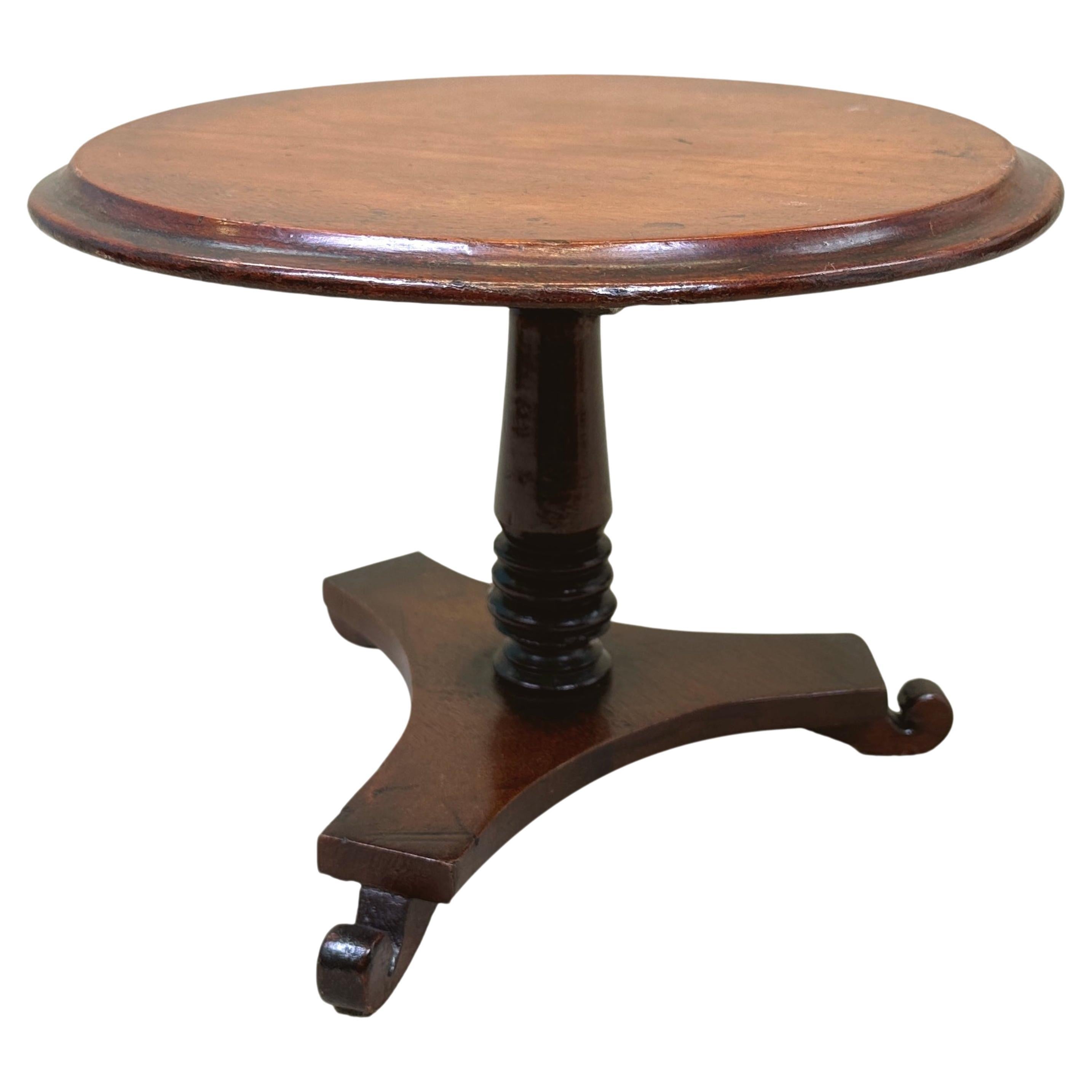 Table centrale miniature victorienne en acajou