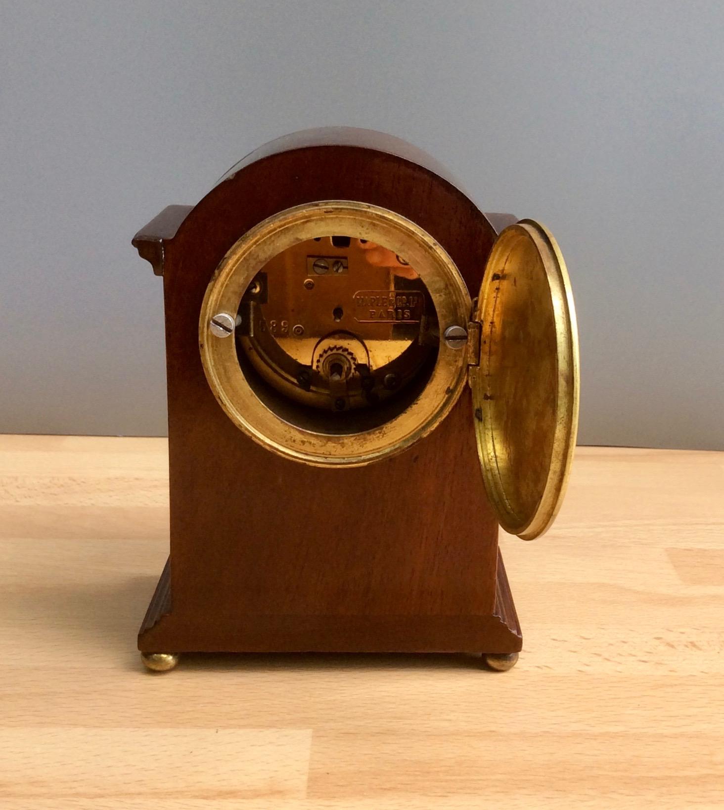Horloge de cheminée victorienne miniature en acajou par Maple & Co, Paris Bon état - En vente à Norwich, GB