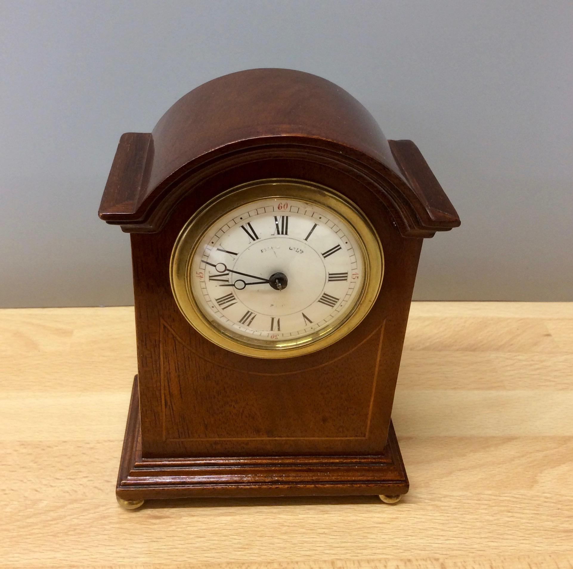 Fin du XIXe siècle Horloge de cheminée victorienne miniature en acajou par Maple & Co, Paris en vente