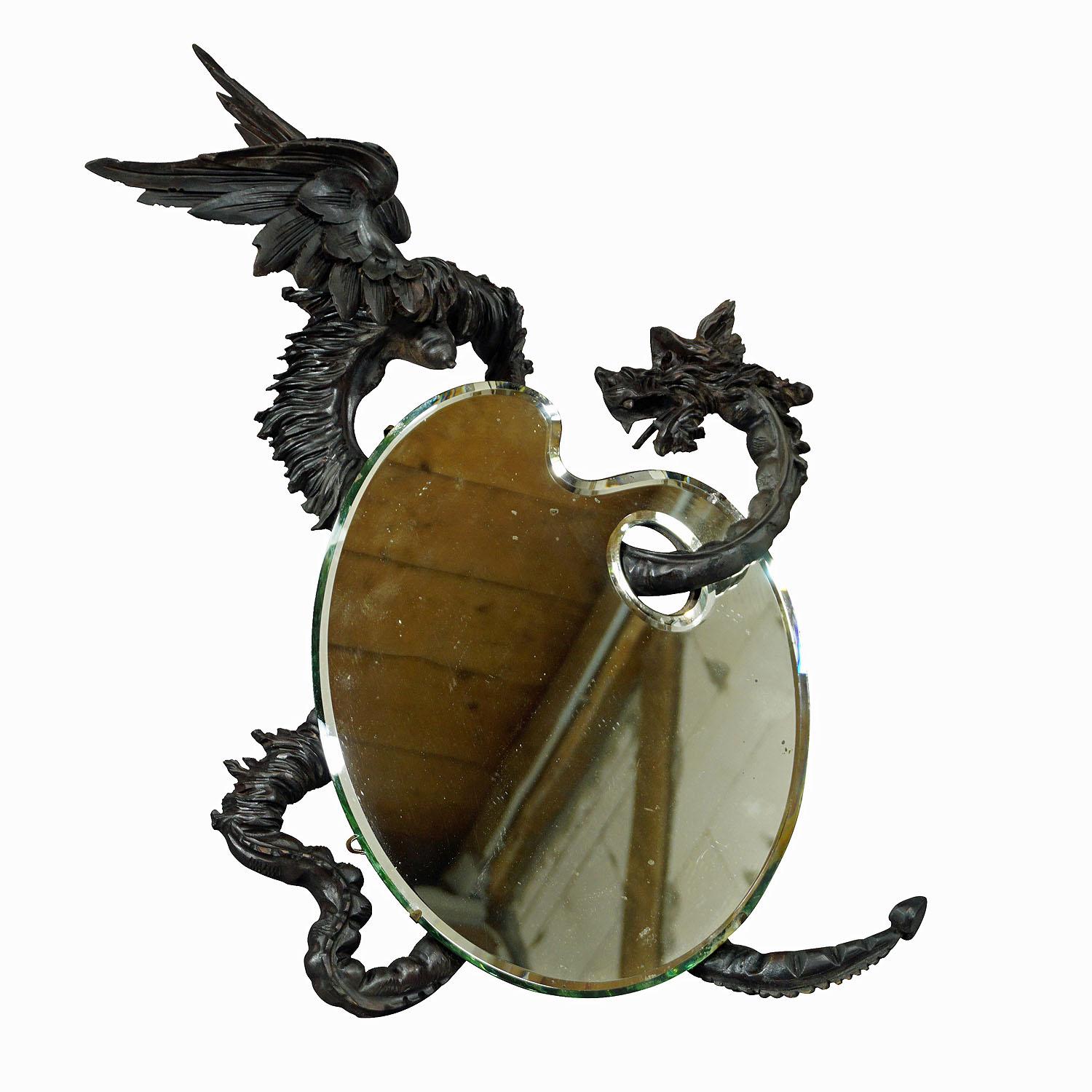 Un grand miroir victorien dans le style de Gabriel Viardot. Le miroir en forme de palette de peintre est tenu par un dragon ailé en bois. Fabriqué en France vers 1880. 1880. Très bon état, miroir partiellement clowdy et tacheté (non