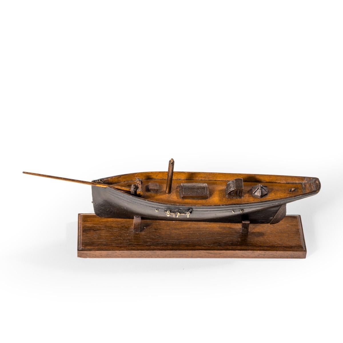 Laiton Modèle victorien d'un yacht de course sur un support en bois Peinture d'origine en vente