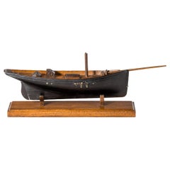 Modèle victorien d'un yacht de course sur un support en bois Peinture d'origine