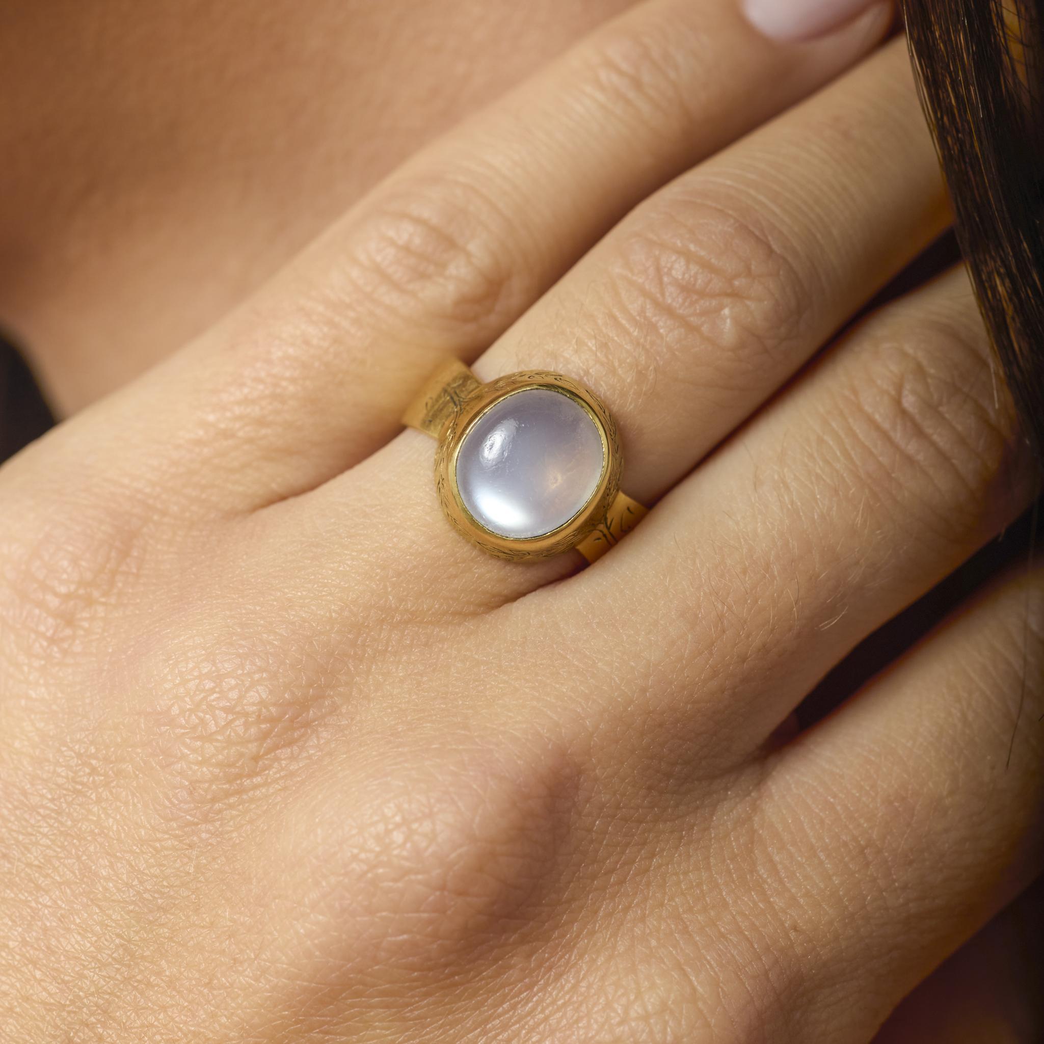 Cette bague victorienne en or jaune 18 carats est ornée d'une pierre de lune cabochon rayonnante, d'une beauté éthérée et d'une élégance antique intemporelle.