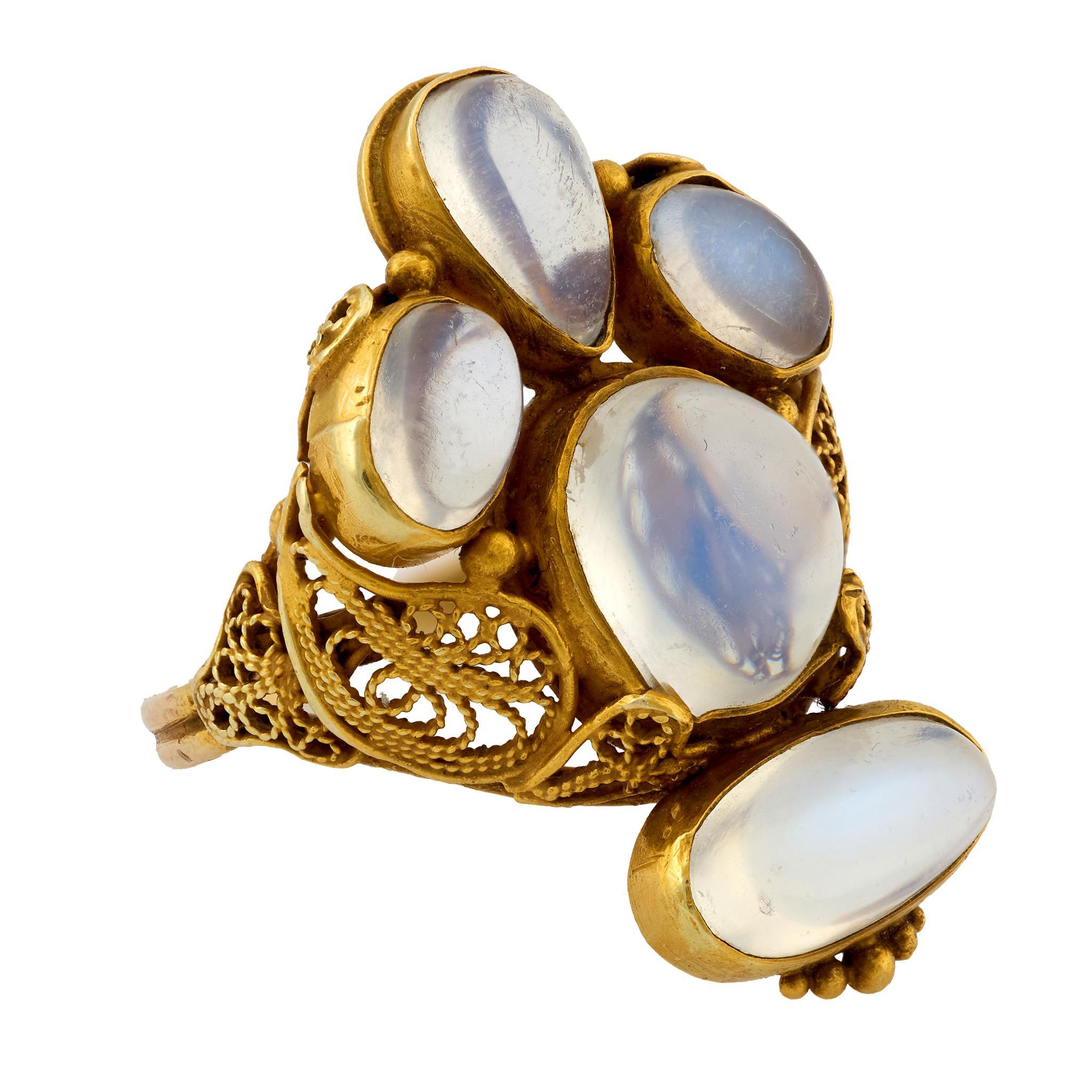 Cabochon Victorian moonstone 18k yellow gold ring For Sale