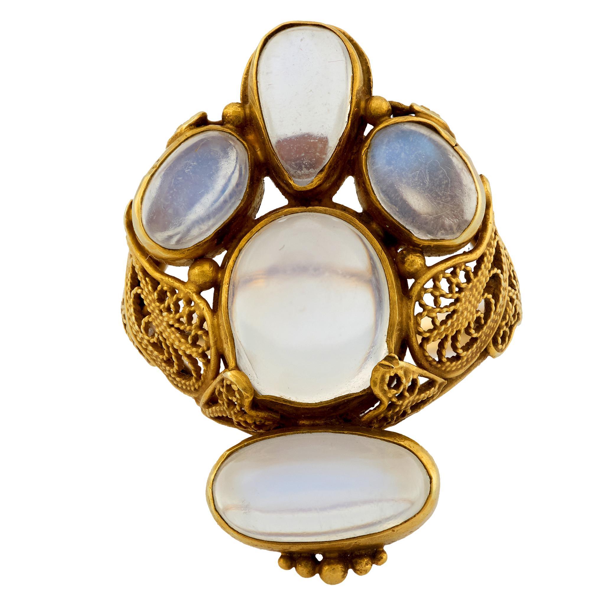Victorian moonstone 18k yellow gold ring In Good Condition For Sale In Beverly Hills, CA