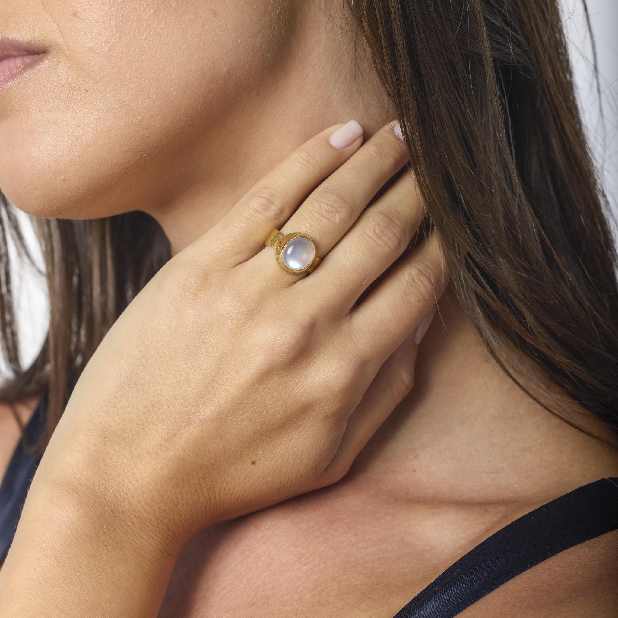 Taille cabochon Bague victorienne en or jaune 18k avec pierre de lune en vente