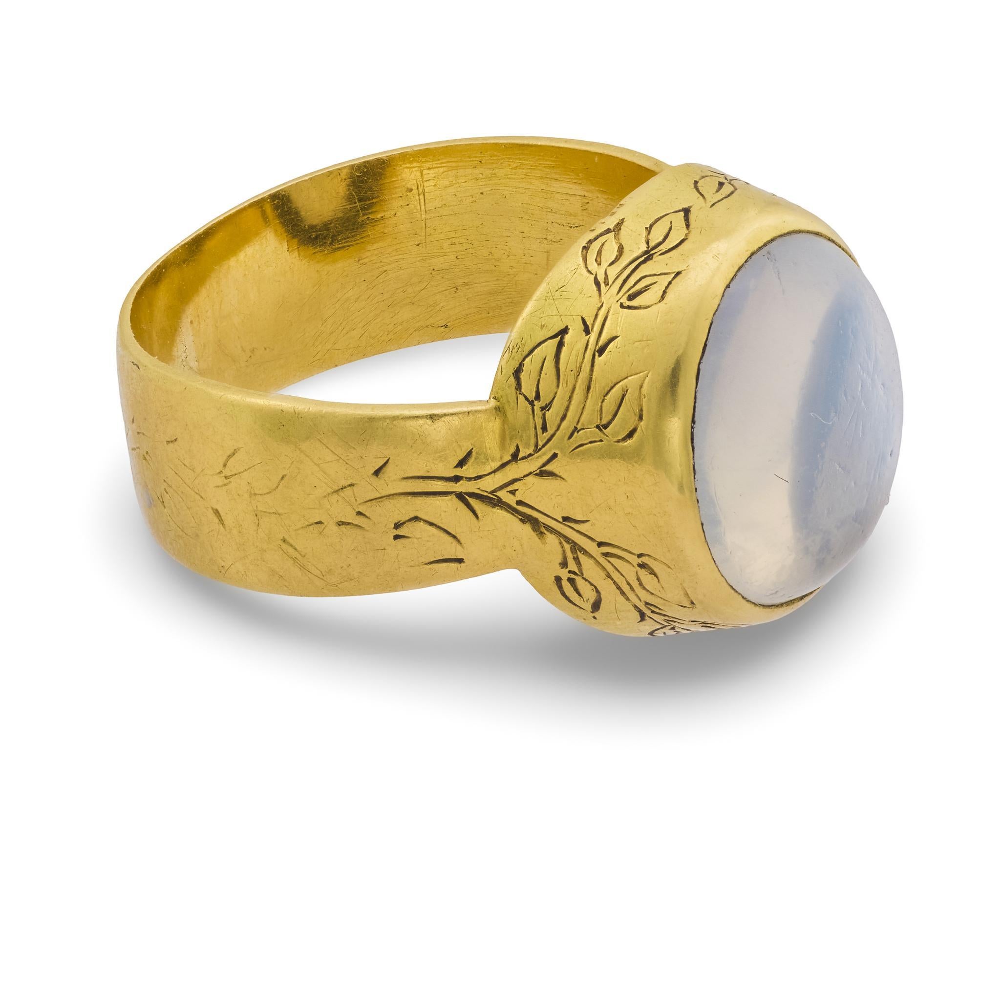 Bague victorienne en or jaune 18k avec pierre de lune Bon état - En vente à Beverly Hills, CA