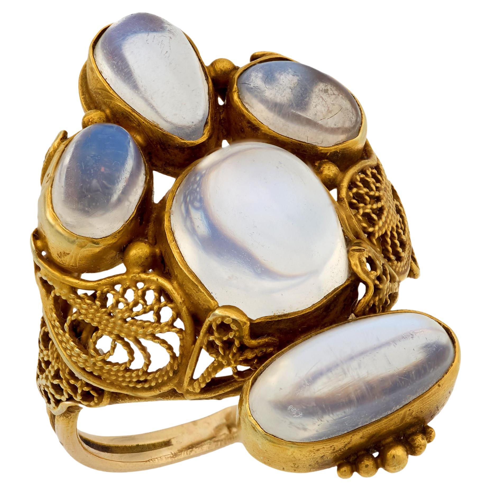 Victorian moonstone 18k yellow gold ring For Sale