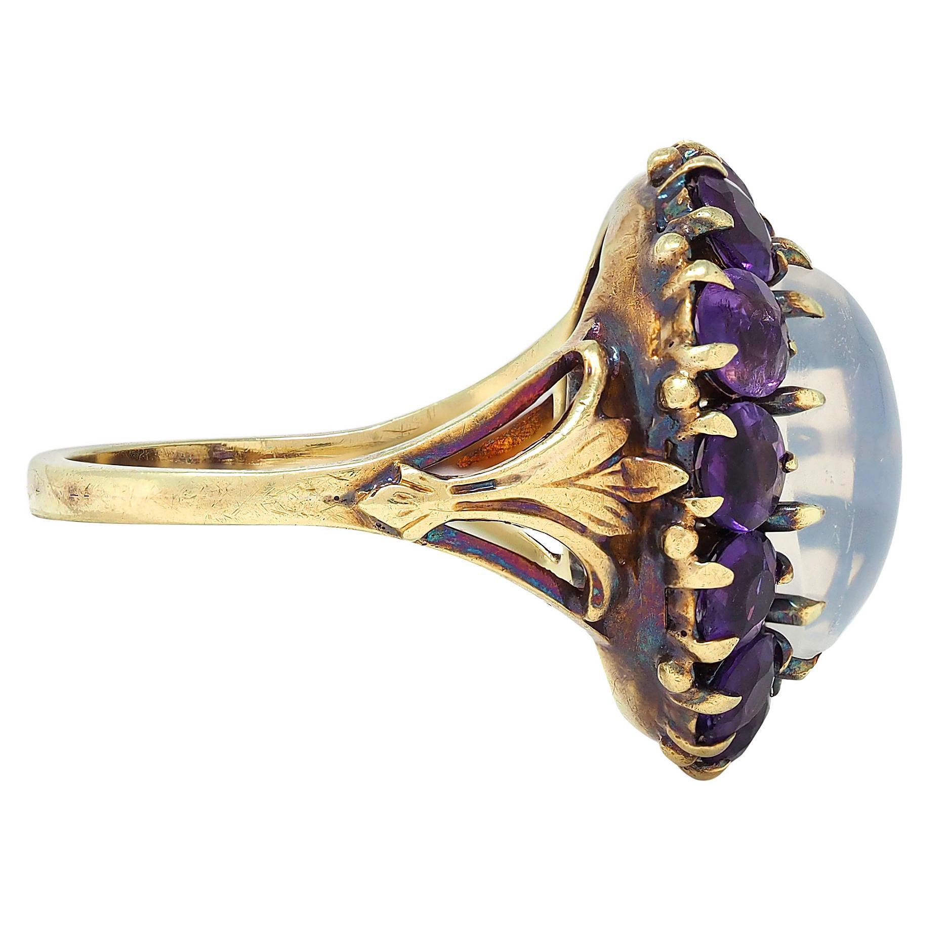 Anillo Victoriano de Flor de Lis de Amatista de Piedra Lunar de Oro Amarillo de 14 Kilates con Halo Antiguo Cabujón en venta