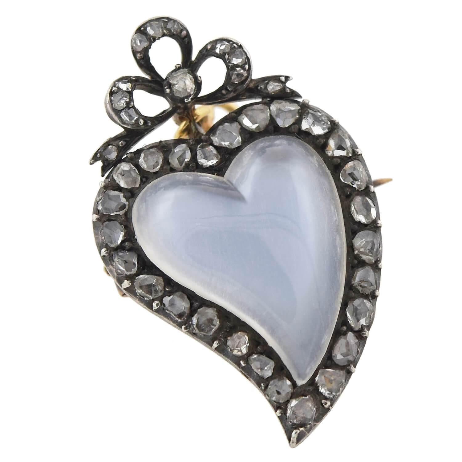 The base of a witch’s heart jewel most commonly twists to the right side (from the viewer’s angle) and they have their origins in the 15th century. At the time, they were worn for their ‘magical properties’ to ward off evil spirits and for