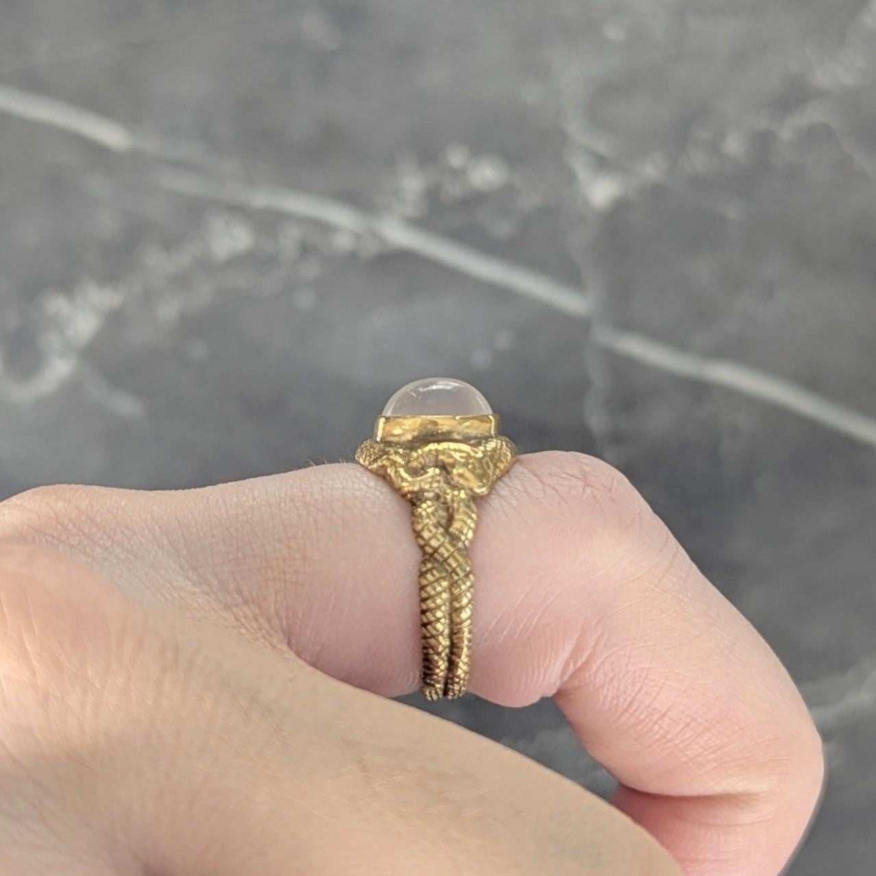 Bague unisexe victorienne en or jaune 14 carats avec cabochon de pierre de lune en vente 4