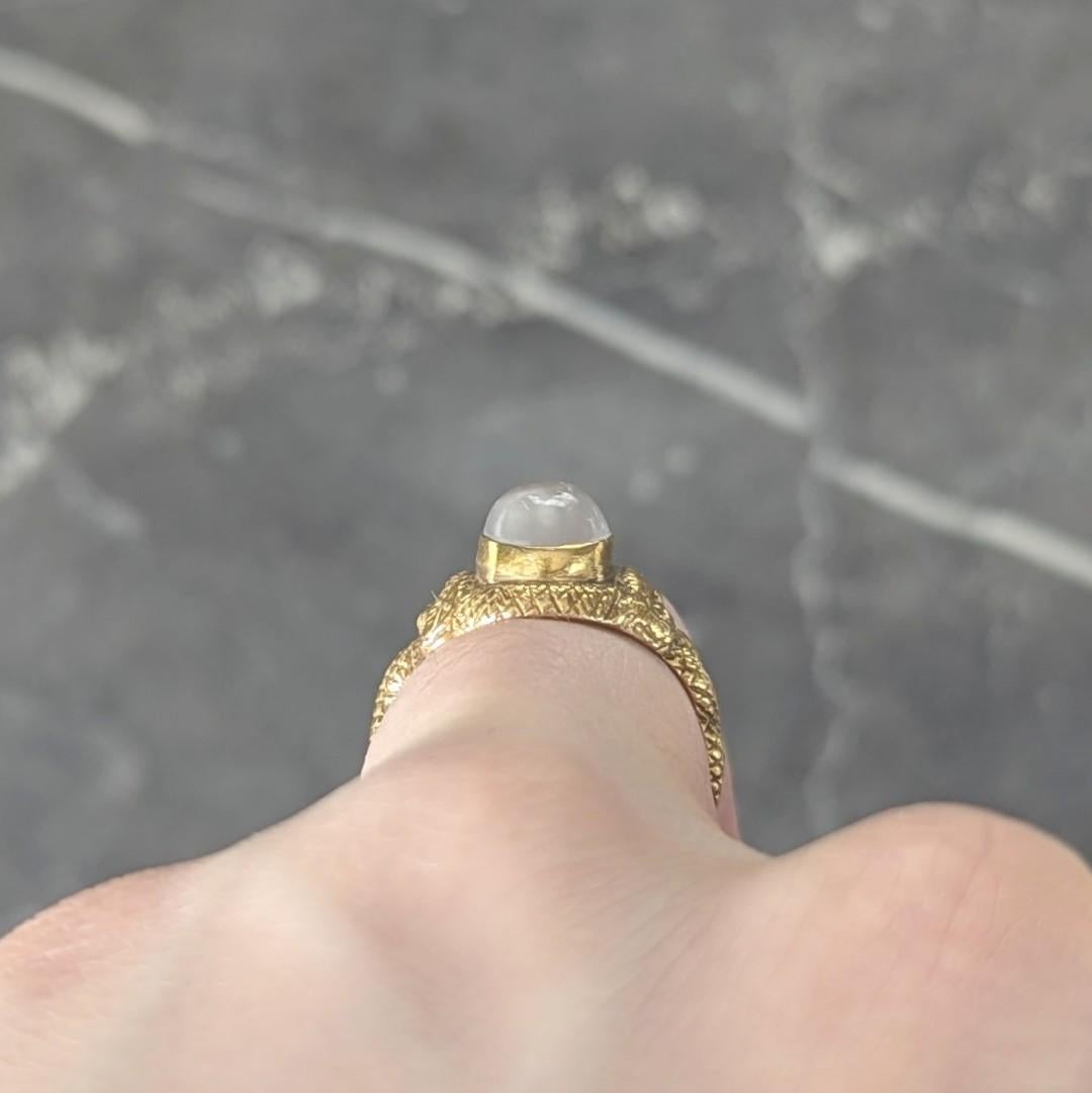 Bague unisexe victorienne en or jaune 14 carats avec cabochon de pierre de lune en vente 3