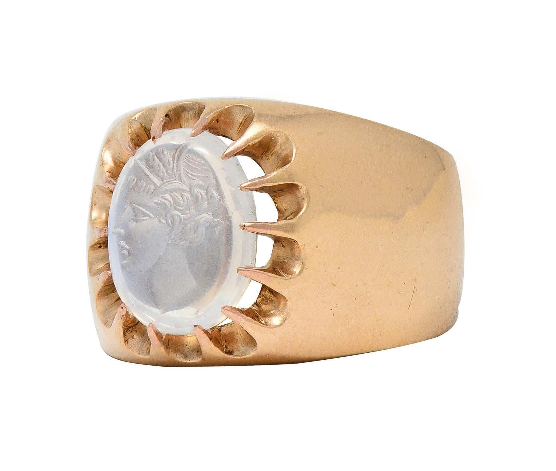Bague unisexe victorienne en or jaune 14 carats avec pierre de lune entaillée Excellent état - En vente à Philadelphia, PA