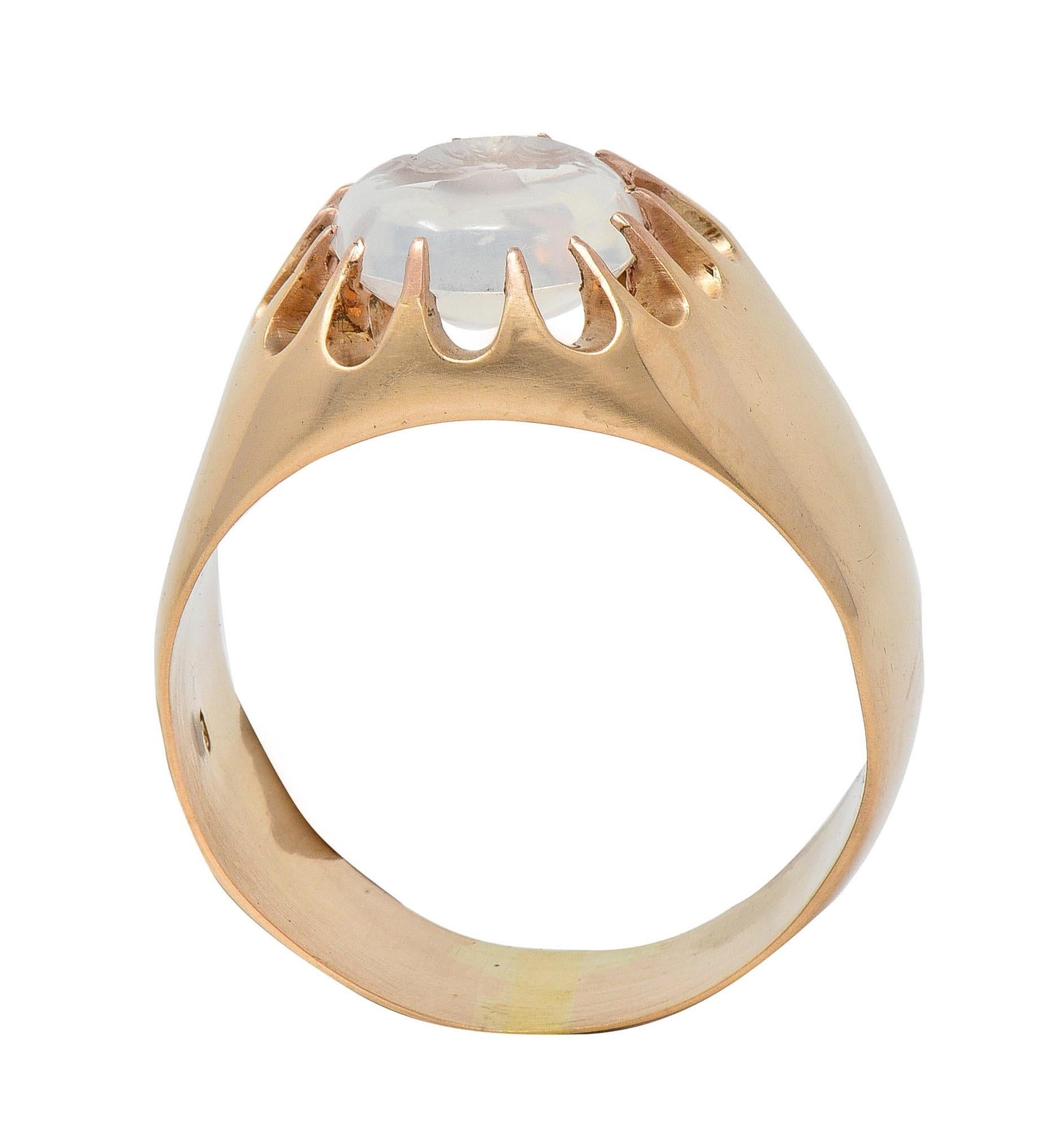 Bague unisexe victorienne en or jaune 14 carats avec pierre de lune entaillée Unisexe en vente