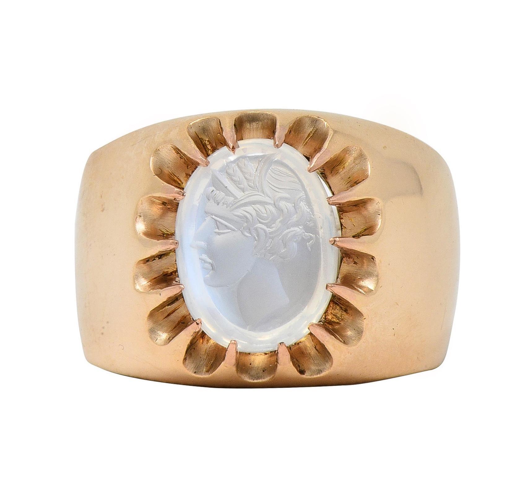 Bague unisexe victorienne en or jaune 14 carats avec pierre de lune entaillée en vente 2