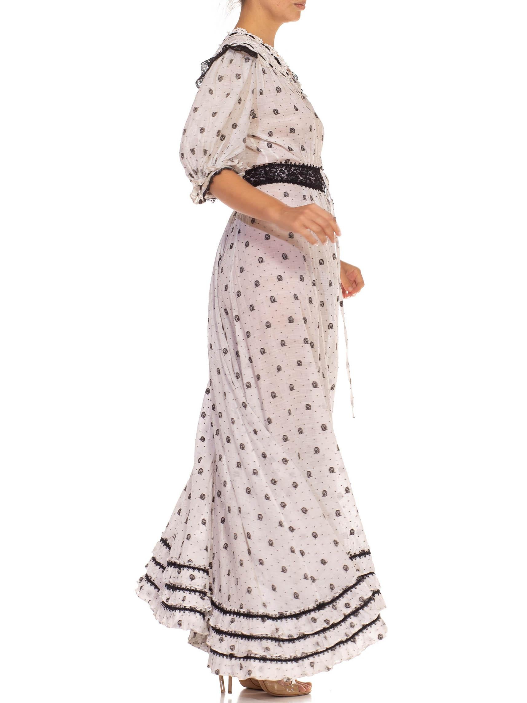 Beige Collection Victorian Morphew - Robe blanche et noire en velours de coton biologique bordée de rubans Dr en vente