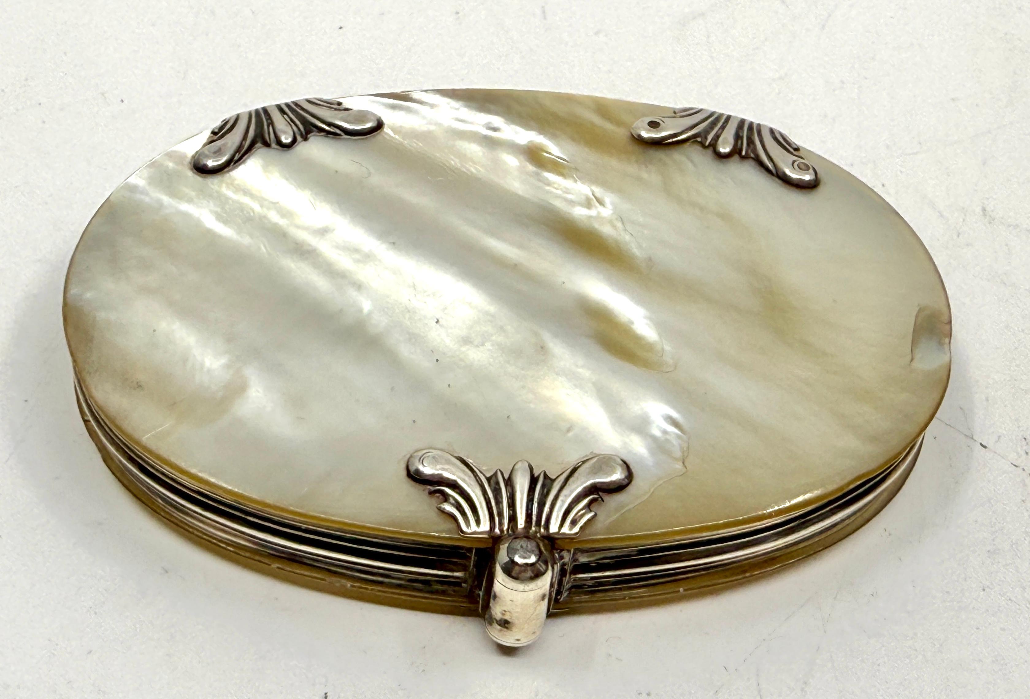 Un joli petit verre d'aspect compact. La partie en verre coulisse. L'étui est en nacre et présente un magnifique veinage. Il brille. Le métal est probablement une sorte de palette d'argent, car il n'est pas poinçonné.
Il est  en bon état, avec une