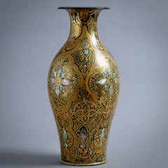 Jarrón victoriano de nácar con incrustaciones de pâpier maché