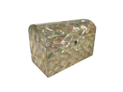 Boîte aux lettres victorienne en nacre avec couvercle en forme de dôme