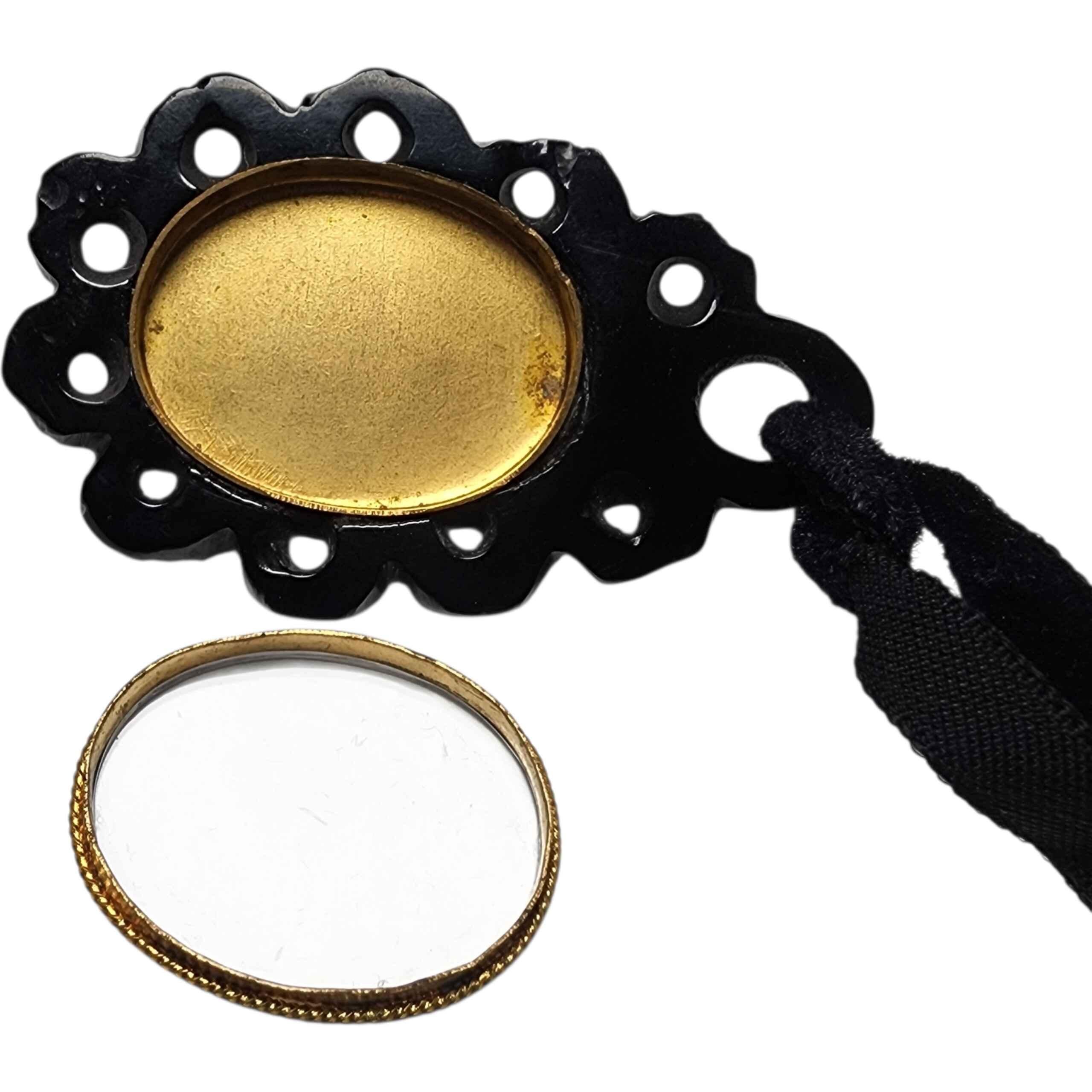 Perlina Ciondolo a forma di cammeo in lutto vittoriano Whitby Jet su collana con nastro di velluto c.1880 in vendita