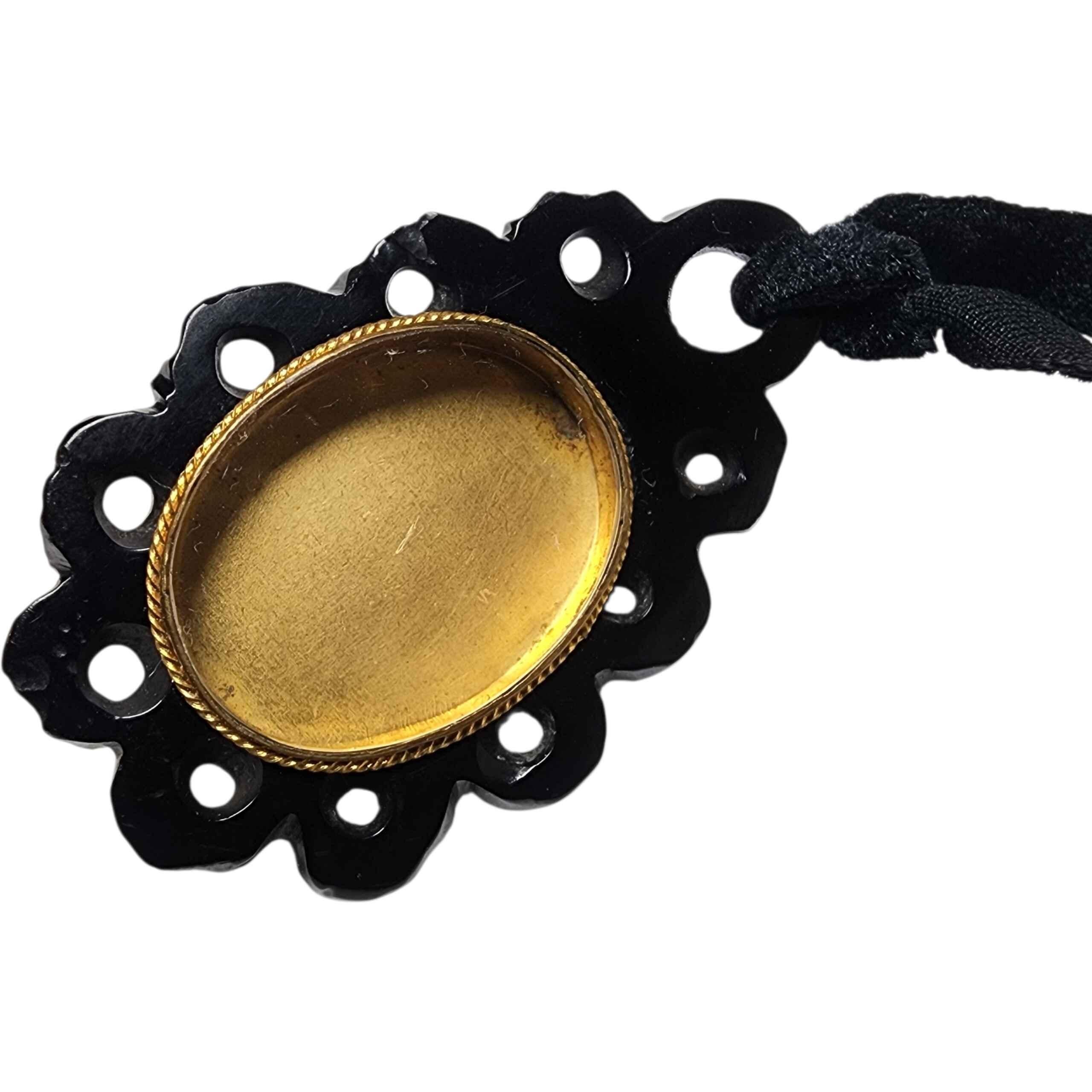 Ciondolo a forma di cammeo in lutto vittoriano Whitby Jet su collana con nastro di velluto c.1880 In condizioni discrete in vendita a Milford, DE