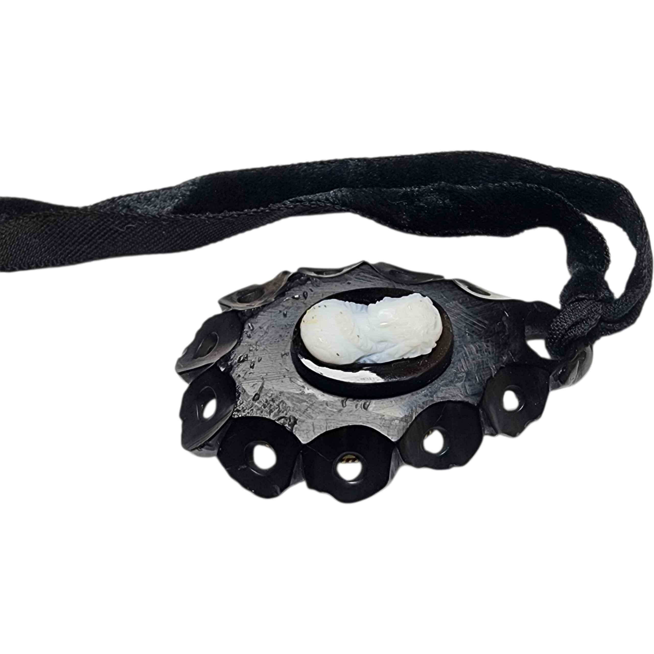 da uomo o donna Ciondolo a forma di cammeo in lutto vittoriano Whitby Jet su collana con nastro di velluto c.1880 in vendita