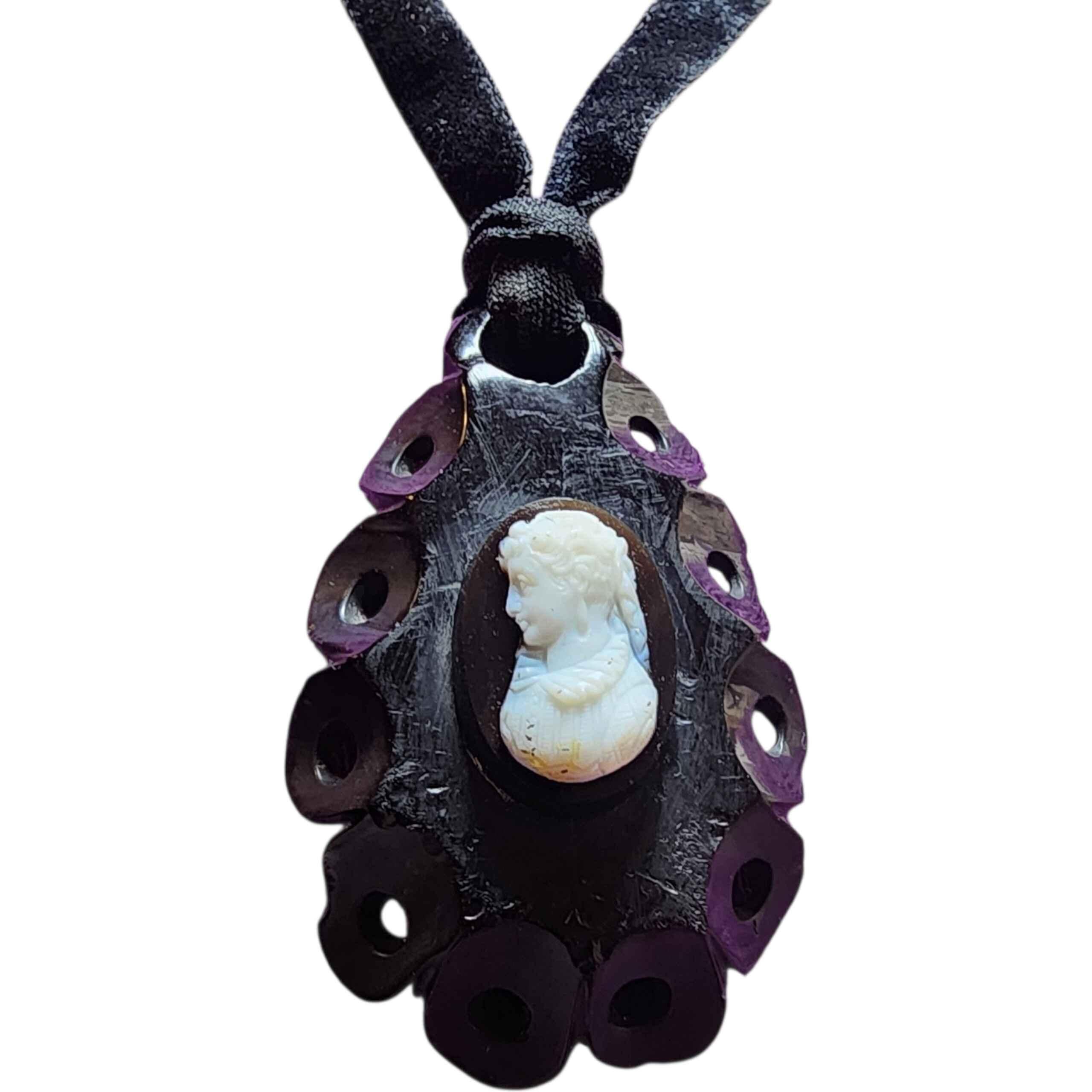 Ciondolo a forma di cammeo in lutto vittoriano Whitby Jet su collana con nastro di velluto c.1880 in vendita 1