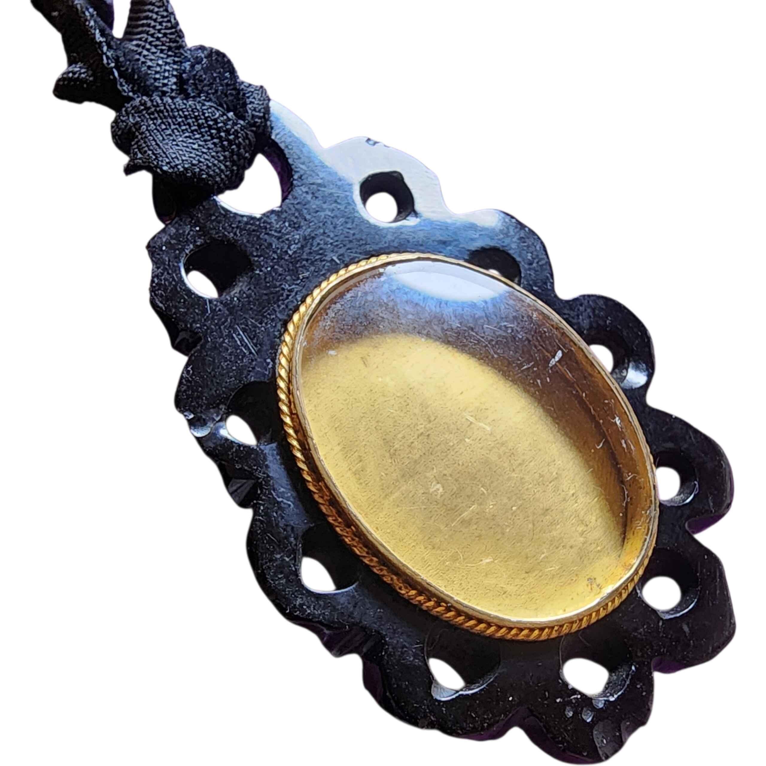 Ciondolo a forma di cammeo in lutto vittoriano Whitby Jet su collana con nastro di velluto c.1880 in vendita 2